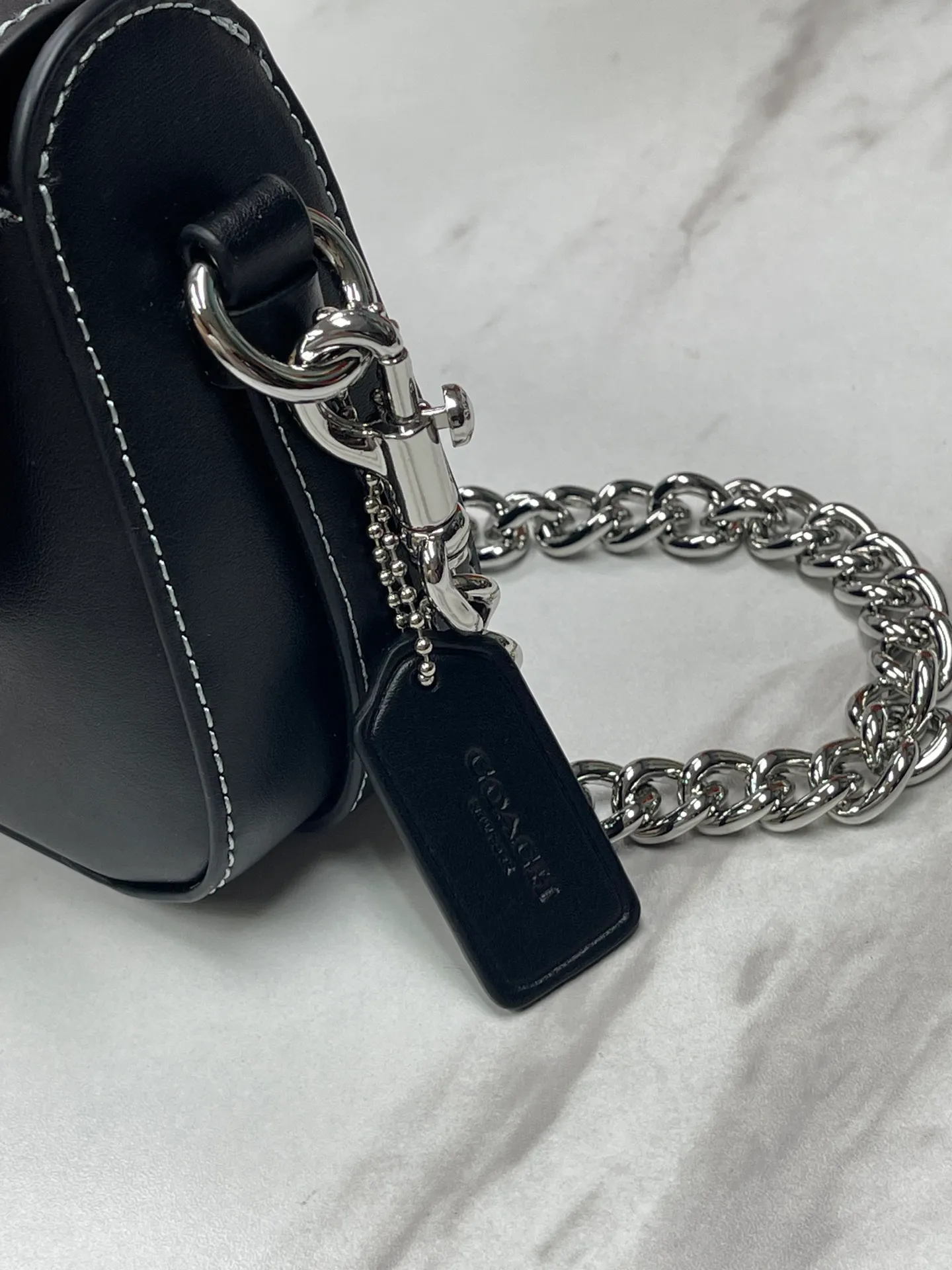 Top original order, batch 460💰Coach new product model CM049 brie underarm bag This shoulder bag meets elegance and coolness, with a baguette-inspired style that is light and exquisite in craftsmanship. Whether worn under the arm or across the body, it will look incredible ~ Exquisite buckle and turnlock design, fashionable and retro while also having practical attributes 22X13X5.5
