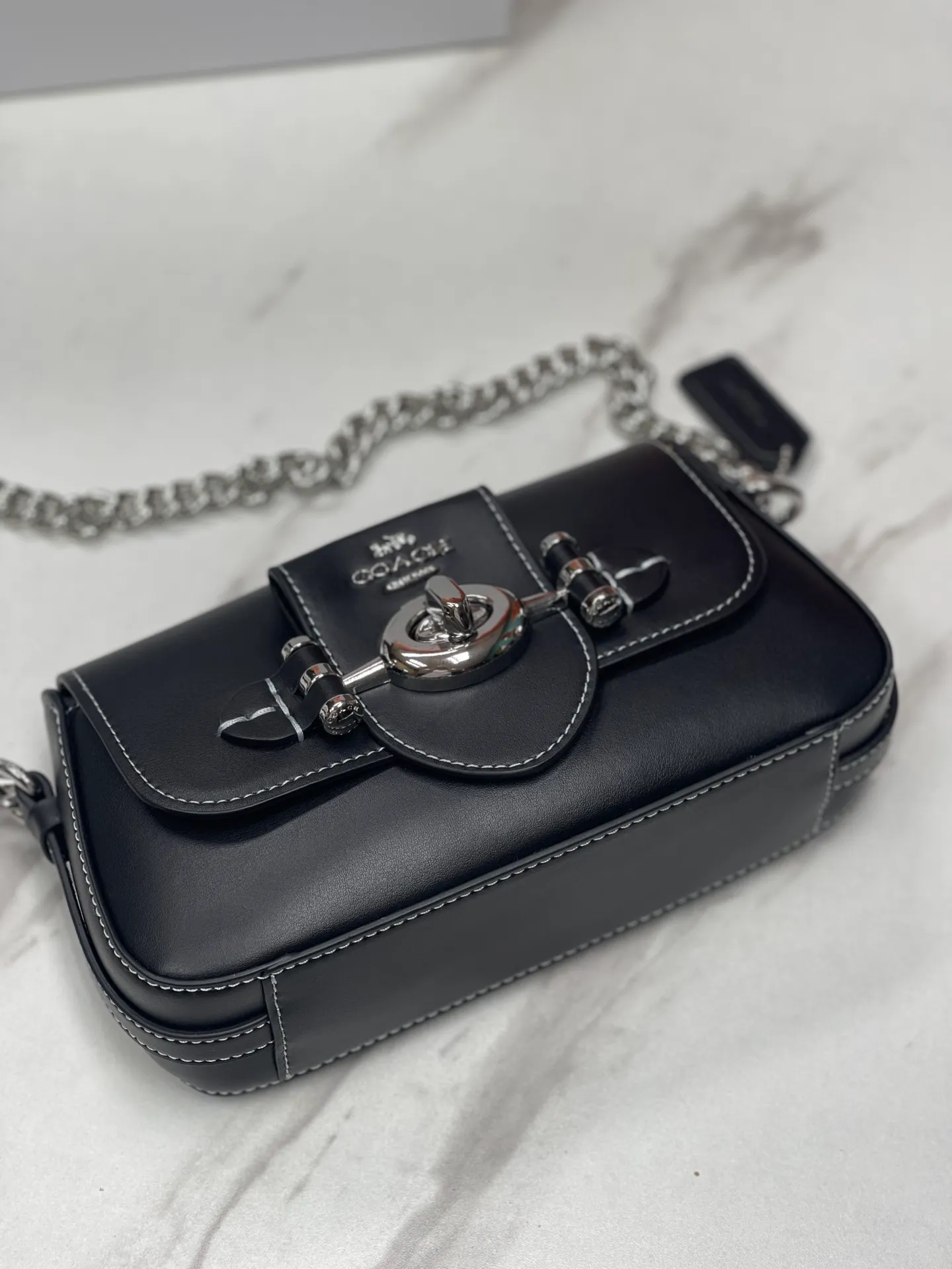 Top original order, batch 460💰Coach new product model CM049 brie underarm bag This shoulder bag meets elegance and coolness, with a baguette-inspired style that is light and exquisite in craftsmanship. Whether worn under the arm or across the body, it will look incredible ~ Exquisite buckle and turnlock design, fashionable and retro while also having practical attributes 22X13X5.5