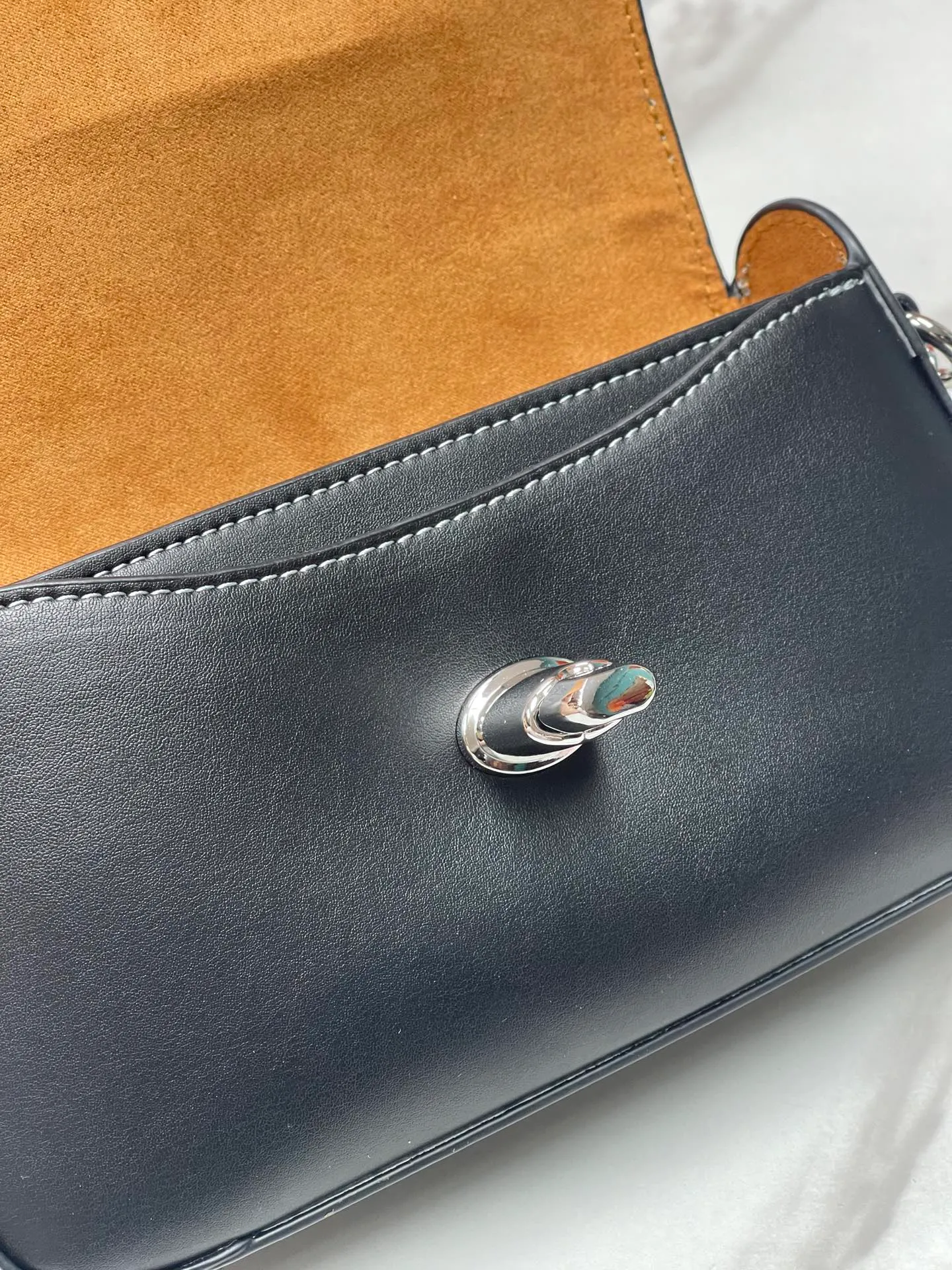 Top original order, batch 460💰Coach new product model CM049 brie underarm bag This shoulder bag meets elegance and coolness, with a baguette-inspired style that is light and exquisite in craftsmanship. Whether worn under the arm or across the body, it will look incredible ~ Exquisite buckle and turnlock design, fashionable and retro while also having practical attributes 22X13X5.5