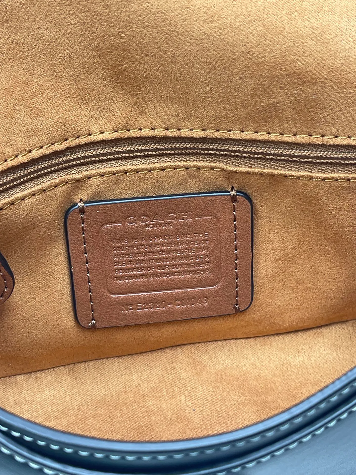 Top original order, batch 460💰Coach new product model CM049 brie underarm bag This shoulder bag meets elegance and coolness, with a baguette-inspired style that is light and exquisite in craftsmanship. Whether worn under the arm or across the body, it will look incredible ~ Exquisite buckle and turnlock design, fashionable and retro while also having practical attributes 22X13X5.5