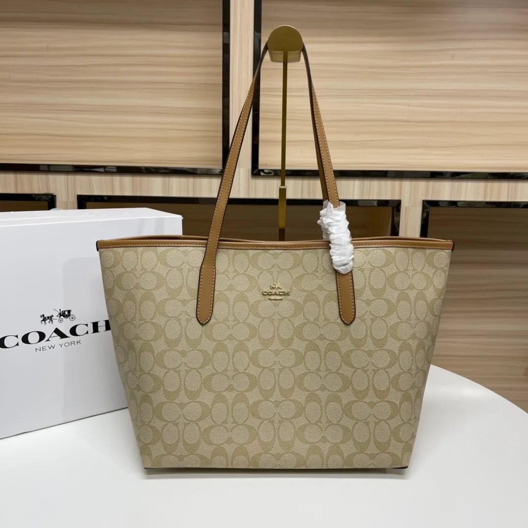 Top original order 400 in batches💰. Coach/Coach new large shopping bag. Style number: 5696& Classic presbyopic logo tote bag is super cute. It is suitable for commuting. It has a huge capacity and is also very suitable for mothers. It has a wide range of applicability, especially suitable for students, part-time workers and mothers. Size: 34*31*16 cm,