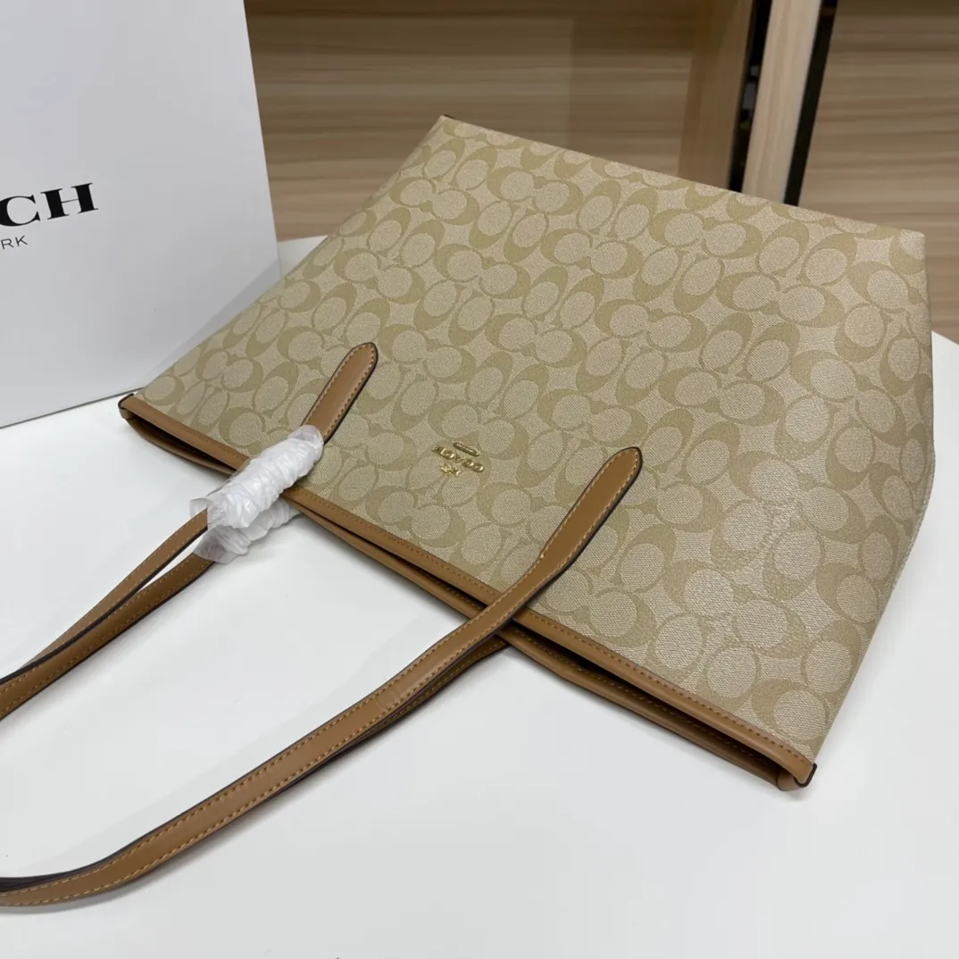 Top original order 400 in batches💰. Coach/Coach new large shopping bag. Style number: 5696& Classic presbyopic logo tote bag is super cute. It is suitable for commuting. It has a huge capacity and is also very suitable for mothers. It has a wide range of applicability, especially suitable for students, part-time workers and mothers. Size: 34*31*16 cm,