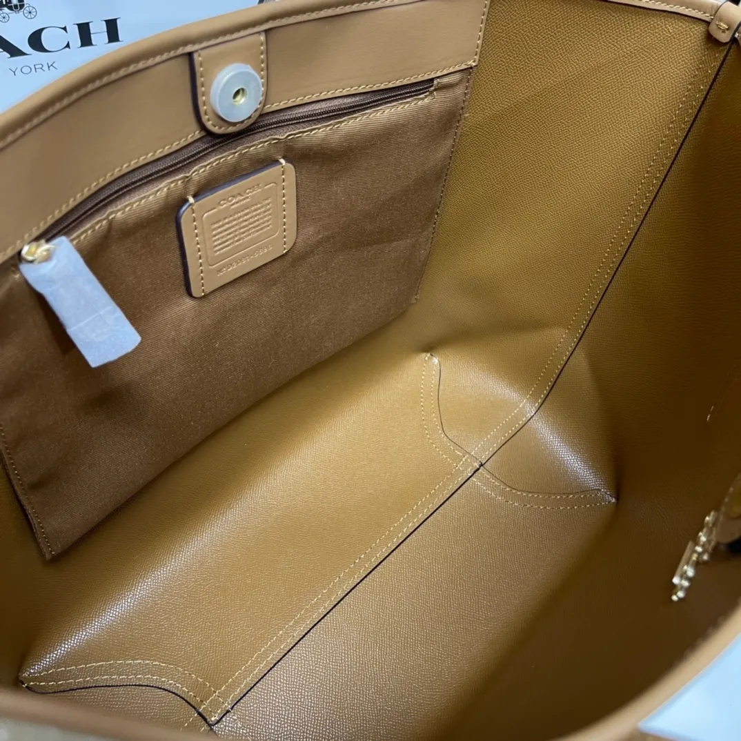 Top original order 400 in batches💰. Coach/Coach new large shopping bag. Style number: 5696& Classic presbyopic logo tote bag is super cute. It is suitable for commuting. It has a huge capacity and is also very suitable for mothers. It has a wide range of applicability, especially suitable for students, part-time workers and mothers. Size: 34*31*16 cm,