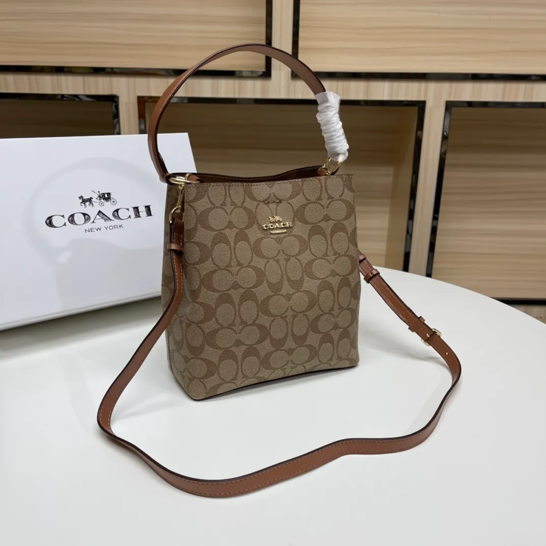 Batch 420💰 Coach/Coach new model, new carriage bucket with small logo, simple and not fancy, versatile and beautiful, can hold a large capacity, hot model🔥, new model synchronized at the counter, laminated zipper bag, imported first-layer cowhide, exquisite handwork, size 22X22X10, model 2312🌸