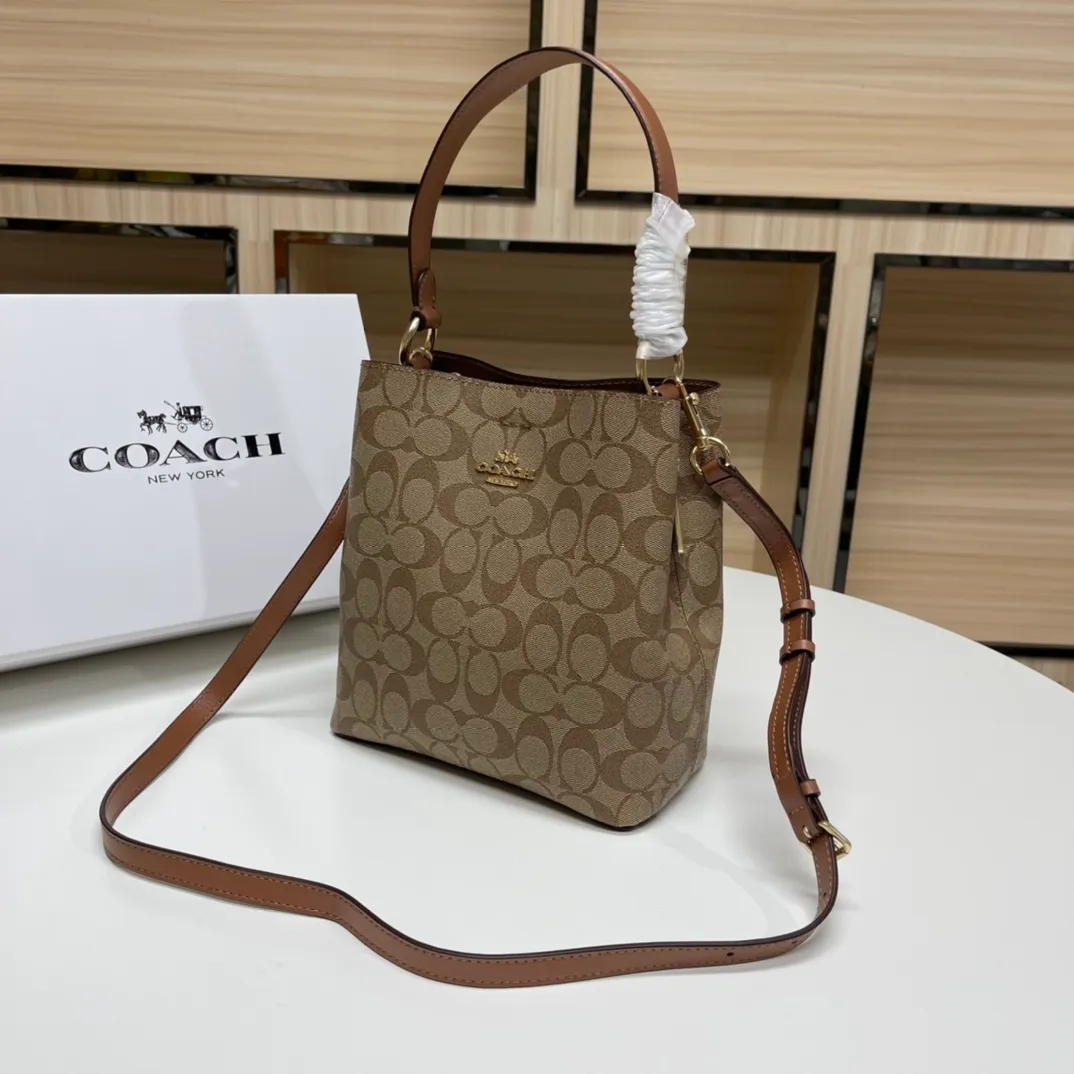 Batch 420💰 Coach/Coach new model, new carriage bucket with small logo, simple and not fancy, versatile and beautiful, can hold a large capacity, hot model🔥, new model synchronized at the counter, laminated zipper bag, imported first-layer cowhide, exquisite handwork, size 22X22X10, model 2312🌸