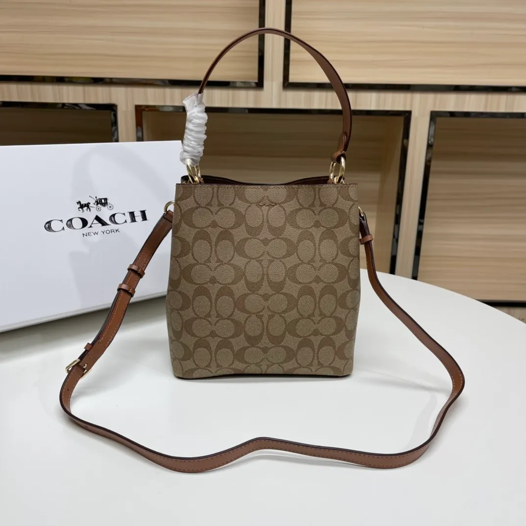 Batch 420💰 Coach/Coach new model, new carriage bucket with small logo, simple and not fancy, versatile and beautiful, can hold a large capacity, hot model🔥, new model synchronized at the counter, laminated zipper bag, imported first-layer cowhide, exquisite handwork, size 22X22X10, model 2312🌸