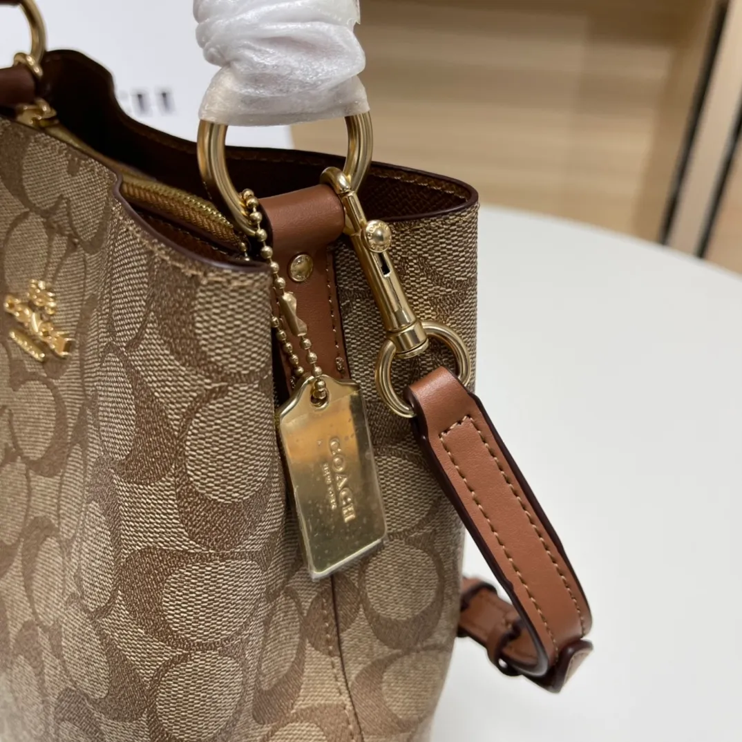 Batch 420💰 Coach/Coach new model, new carriage bucket with small logo, simple and not fancy, versatile and beautiful, can hold a large capacity, hot model🔥, new model synchronized at the counter, laminated zipper bag, imported first-layer cowhide, exquisite handwork, size 22X22X10, model 2312🌸