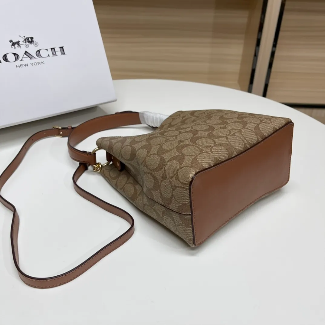 Batch 420💰 Coach/Coach new model, new carriage bucket with small logo, simple and not fancy, versatile and beautiful, can hold a large capacity, hot model🔥, new model synchronized at the counter, laminated zipper bag, imported first-layer cowhide, exquisite handwork, size 22X22X10, model 2312🌸