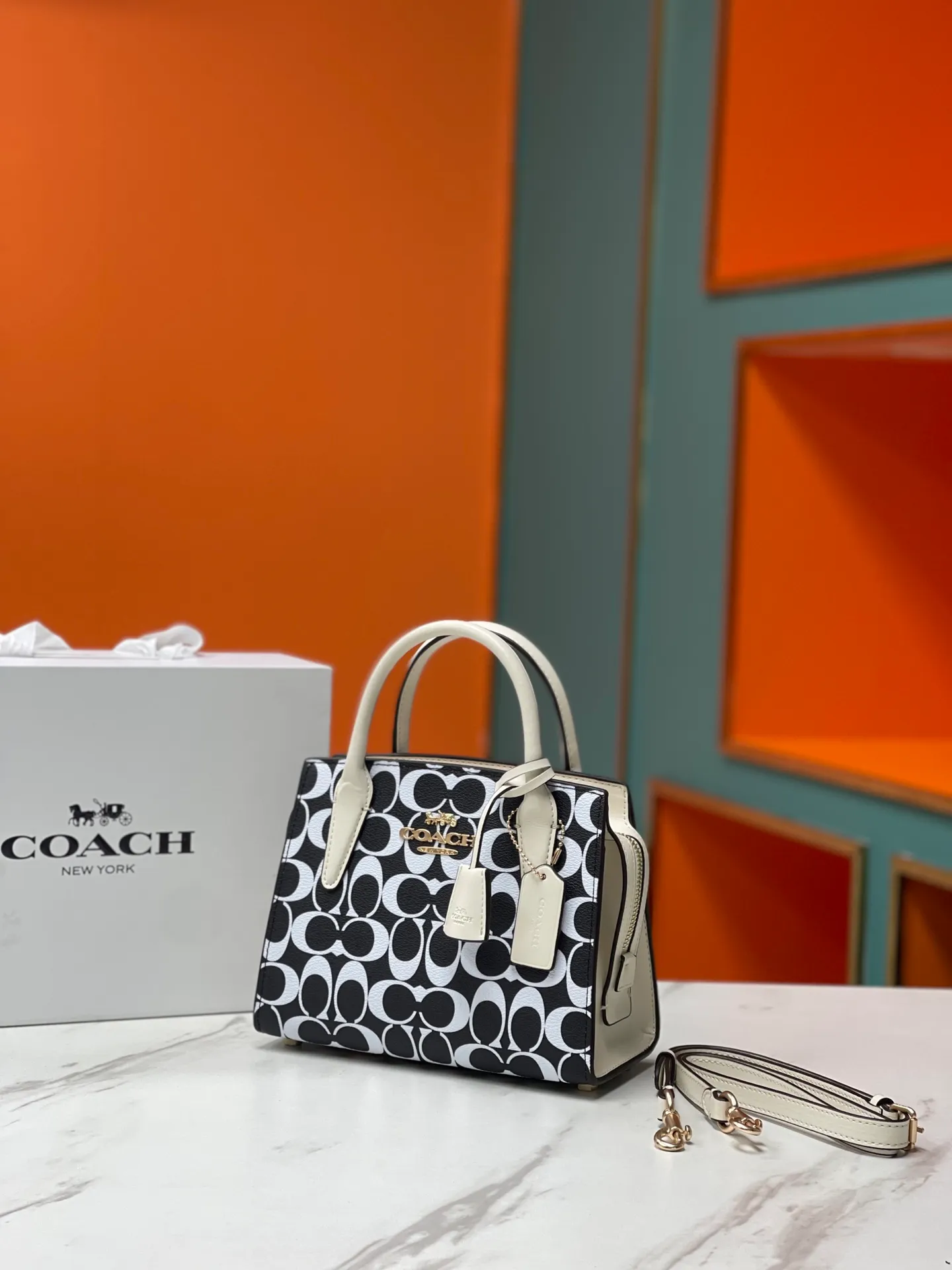 Top original order, batch 440💰COACH/Coach new model CP266 January new Andrea Diana bag, versatile bag for autumn and winter, classic color matching, versatile style, timeless Diana bag, can be easily used and matched as a hand-held crossbody. The zipper design protects items from falling out. It is not too large but has a pleasant capacity, which is sufficient and easy to carry. Size 22X16.5X11.5