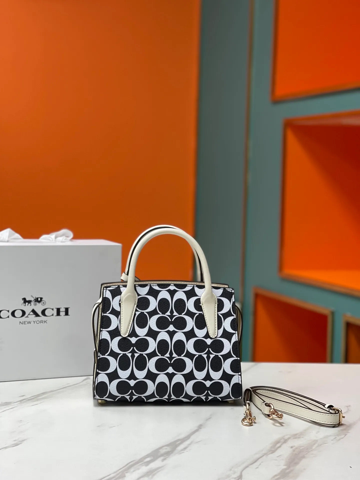 Top original order, batch 440💰COACH/Coach new model CP266 January new Andrea Diana bag, versatile bag for autumn and winter, classic color matching, versatile style, timeless Diana bag, can be easily used and matched as a hand-held crossbody. The zipper design protects items from falling out. It is not too large but has a pleasant capacity, which is sufficient and easy to carry. Size 22X16.5X11.5