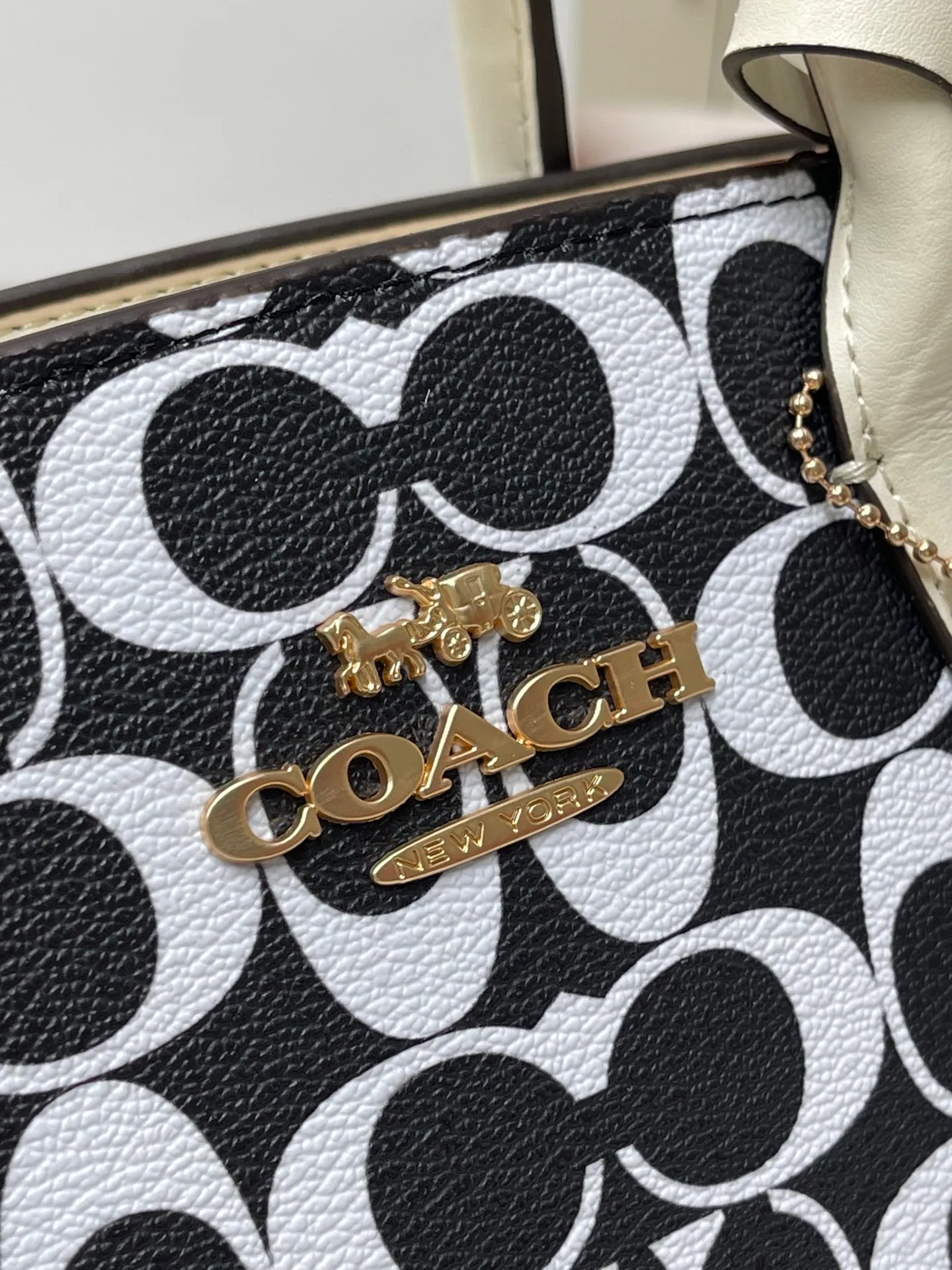 Top original order, batch 440💰COACH/Coach new model CP266 January new Andrea Diana bag, versatile bag for autumn and winter, classic color matching, versatile style, timeless Diana bag, can be easily used and matched as a hand-held crossbody. The zipper design protects items from falling out. It is not too large but has a pleasant capacity, which is sufficient and easy to carry. Size 22X16.5X11.5