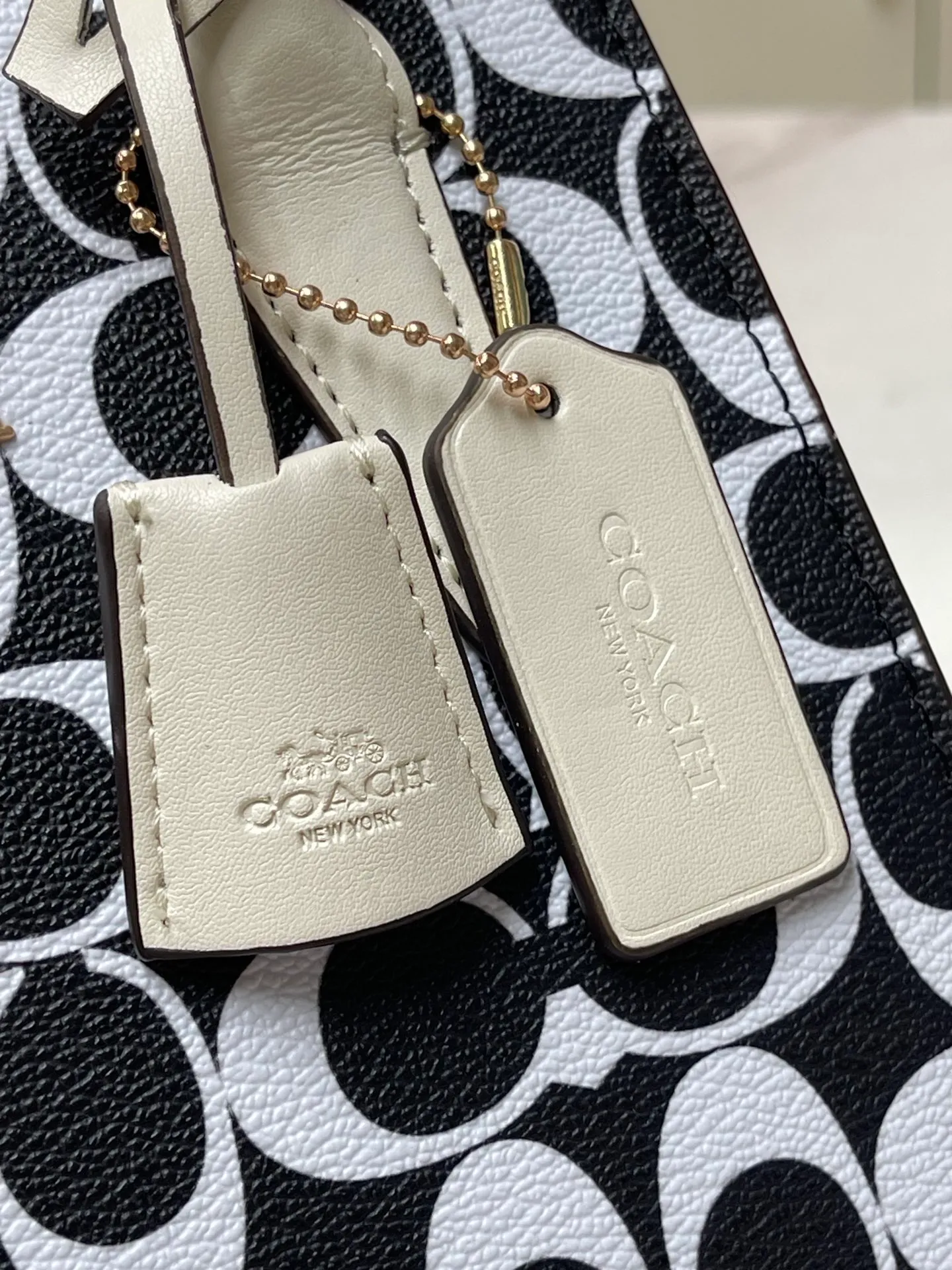 Top original order, batch 440💰COACH/Coach new model CP266 January new Andrea Diana bag, versatile bag for autumn and winter, classic color matching, versatile style, timeless Diana bag, can be easily used and matched as a hand-held crossbody. The zipper design protects items from falling out. It is not too large but has a pleasant capacity, which is sufficient and easy to carry. Size 22X16.5X11.5
