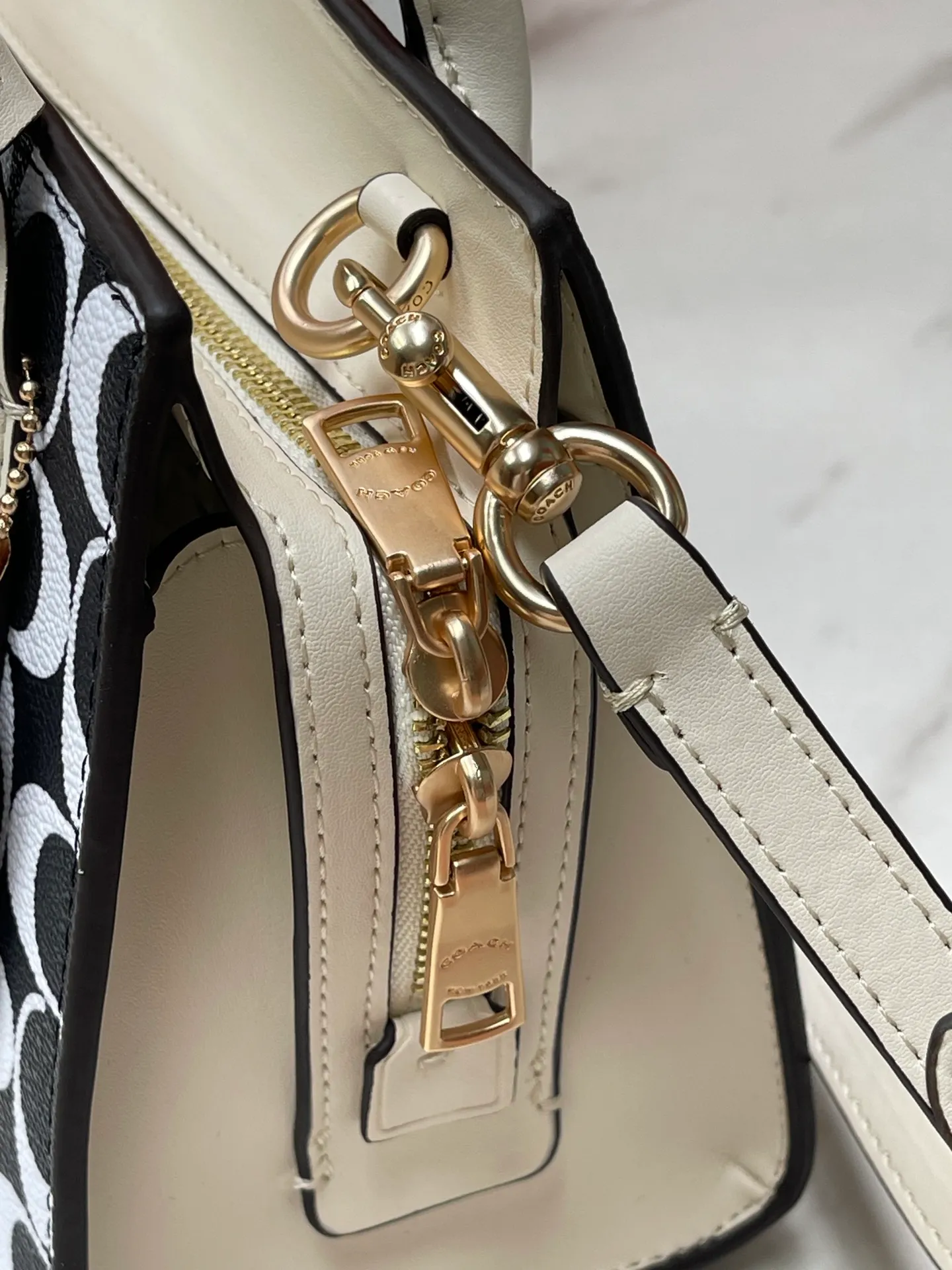 Top original order, batch 440💰COACH/Coach new model CP266 January new Andrea Diana bag, versatile bag for autumn and winter, classic color matching, versatile style, timeless Diana bag, can be easily used and matched as a hand-held crossbody. The zipper design protects items from falling out. It is not too large but has a pleasant capacity, which is sufficient and easy to carry. Size 22X16.5X11.5