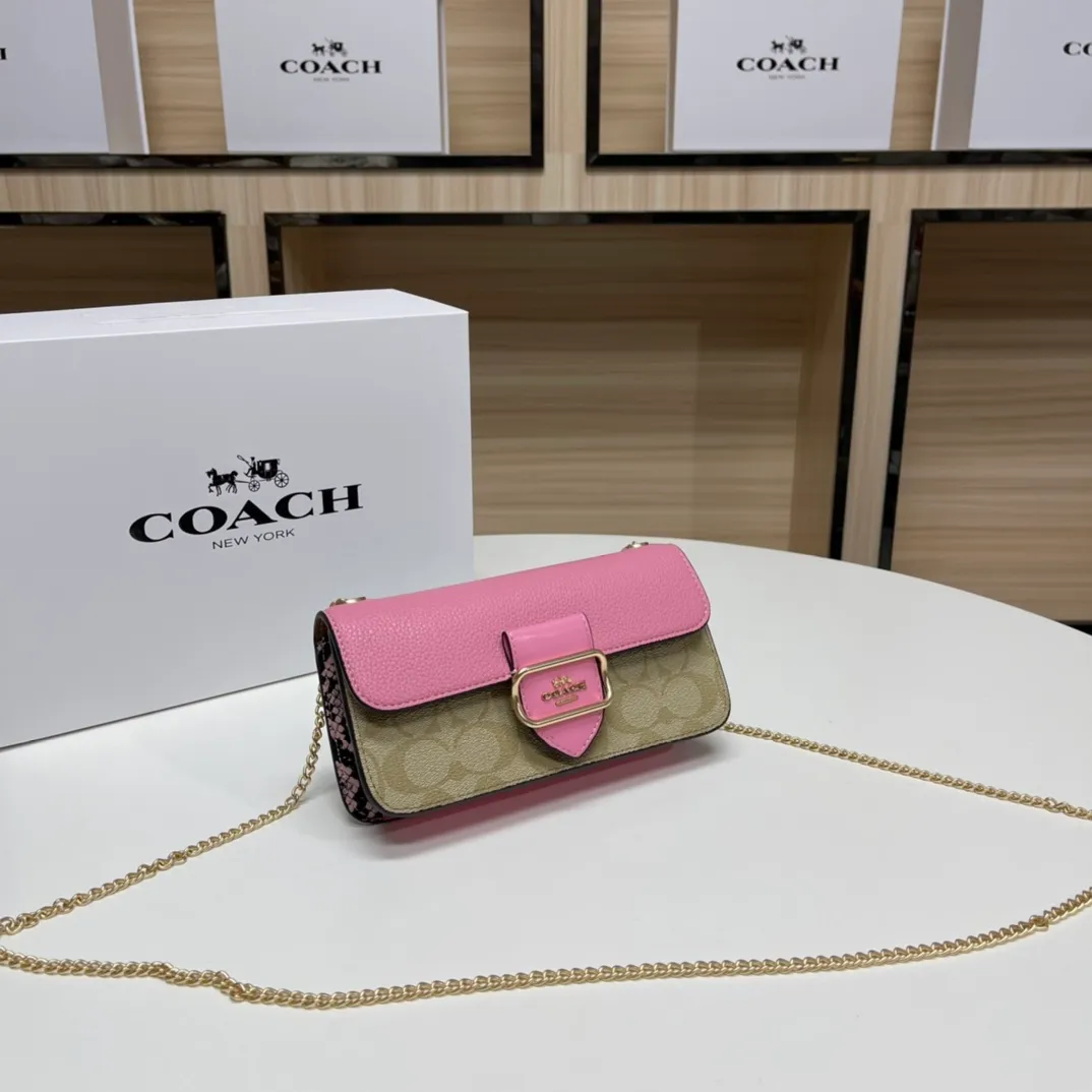 Top original order, batch 420💰New counter chain bag model CE693🚀Morgan series iron chain small crossbody. My favorite small and portable iron chain bag. It is enough to carry small things when going out, and there is no problem with mobile phones. Matching: This version and this color matching can be matched with anything. Versatile style! You can’t go wrong with anything. Small and cute. Chain: This is a chain shoulder strap, which can be changed at will, either long and cross-body, or short on the side. You can also use it as an evening bag without the shoulder strap. It’s so beautiful and versatile ~ Size: 20*10*4.5.