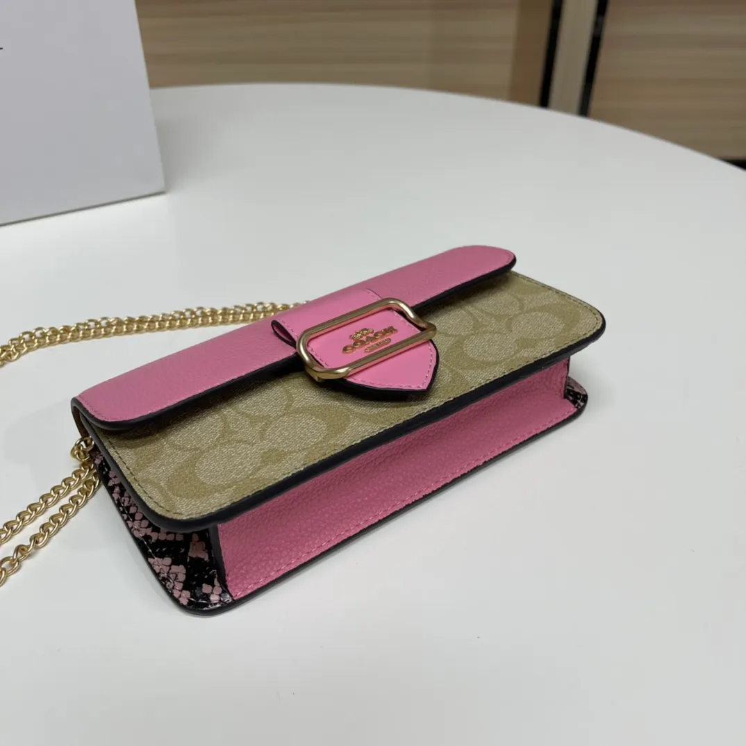 Top original order, batch 420💰New counter chain bag model CE693🚀Morgan series iron chain small crossbody. My favorite small and portable iron chain bag. It is enough to carry small things when going out, and there is no problem with mobile phones. Matching: This version and this color matching can be matched with anything. Versatile style! You can’t go wrong with anything. Small and cute. Chain: This is a chain shoulder strap, which can be changed at will, either long and cross-body, or short on the side. You can also use it as an evening bag without the shoulder strap. It’s so beautiful and versatile ~ Size: 20*10*4.5.