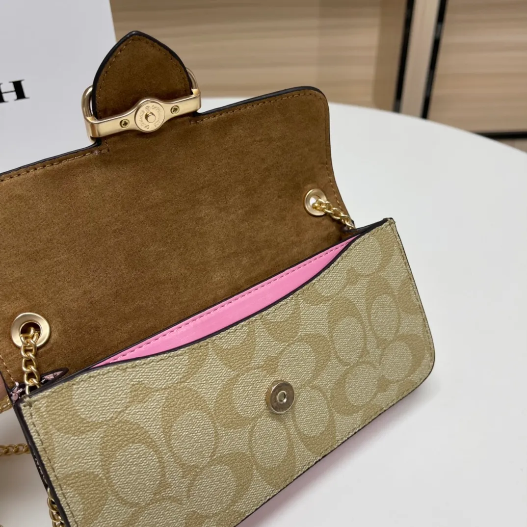 Top original order, batch 420💰New counter chain bag model CE693🚀Morgan series iron chain small crossbody. My favorite small and portable iron chain bag. It is enough to carry small things when going out, and there is no problem with mobile phones. Matching: This version and this color matching can be matched with anything. Versatile style! You can’t go wrong with anything. Small and cute. Chain: This is a chain shoulder strap, which can be changed at will, either long and cross-body, or short on the side. You can also use it as an evening bag without the shoulder strap. It’s so beautiful and versatile ~ Size: 20*10*4.5.