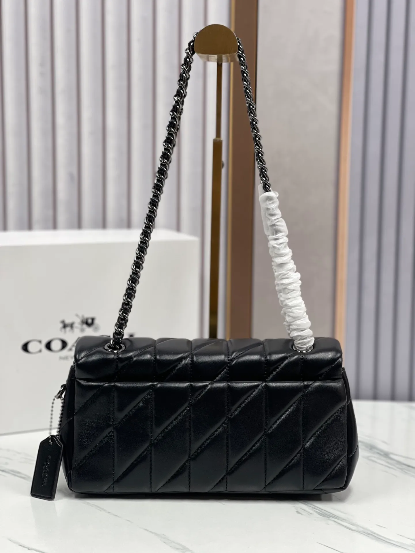 Top original order batch 480¥Coach/Coach new model synchronized new product model CP400 Quilting Tabby chain tabby with quilting process, cool dark buckle, low-key and high-end black gun buckle. Choose the size and color you like. Size 26/15.