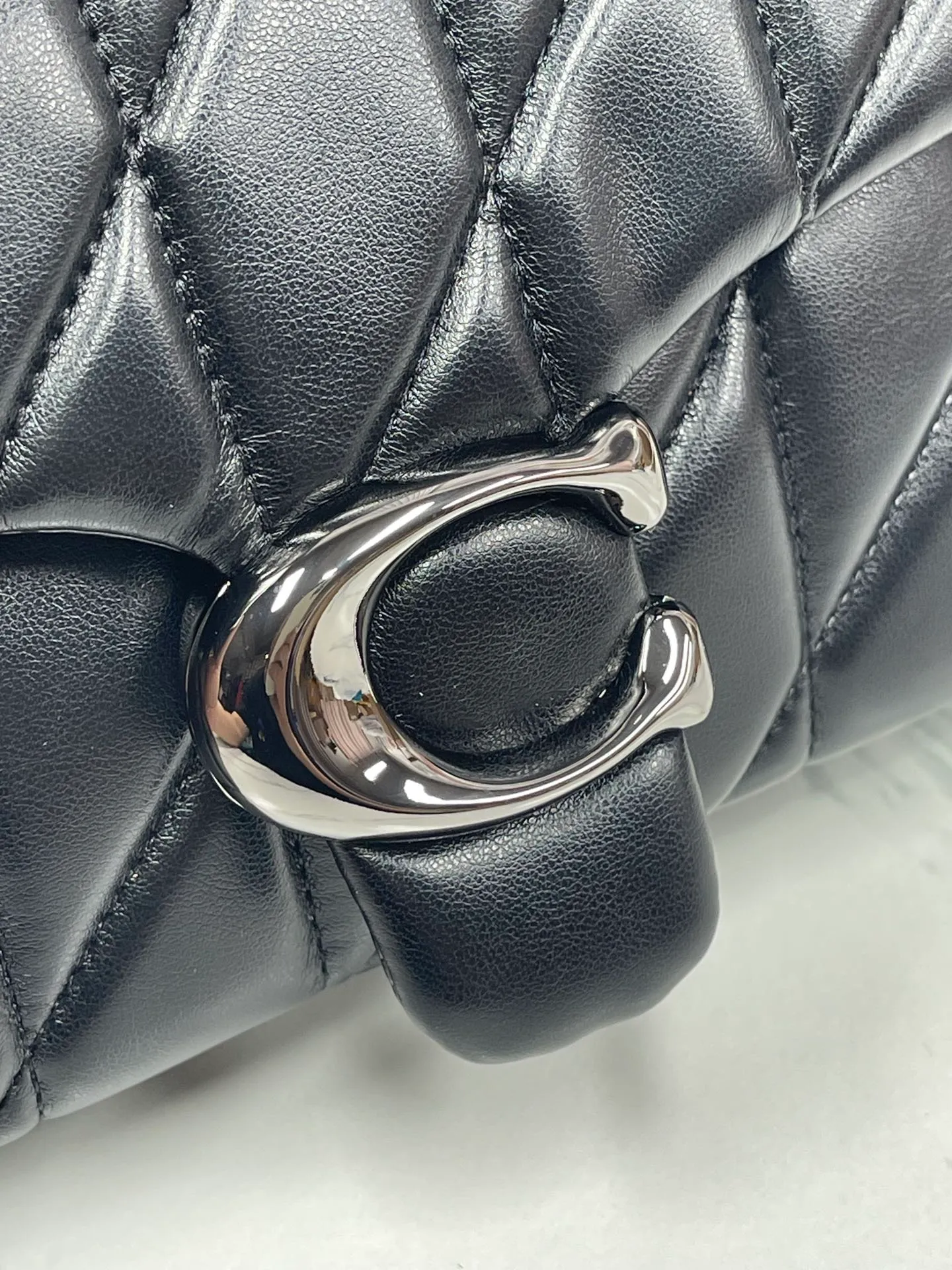 Top original order batch 480¥Coach/Coach new model synchronized new product model CP400 Quilting Tabby chain tabby with quilting process, cool dark buckle, low-key and high-end black gun buckle. Choose the size and color you like. Size 26/15.