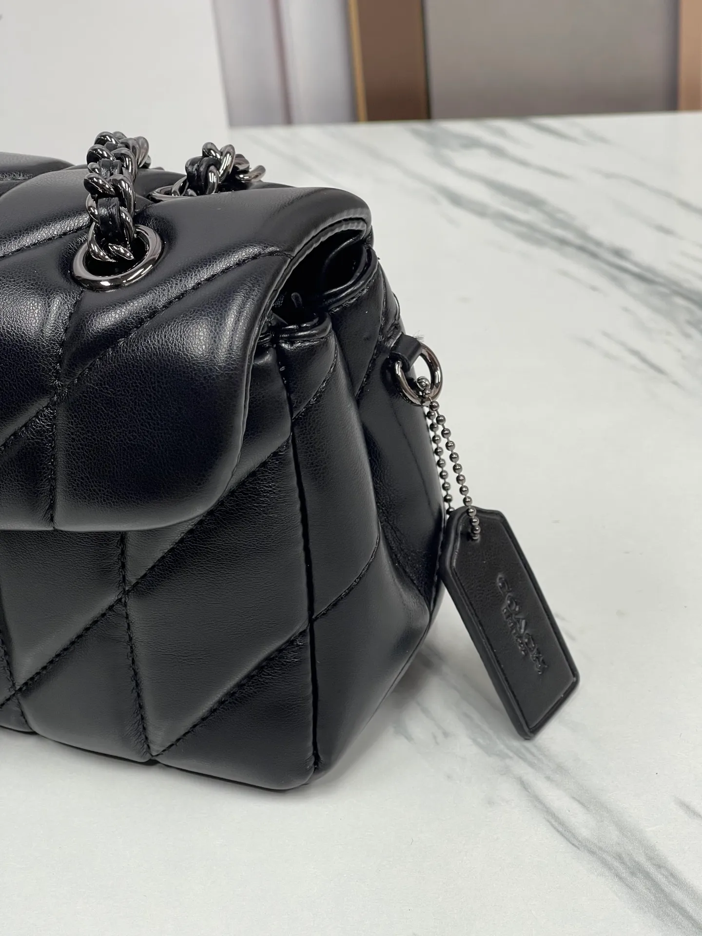Top original order batch 480¥Coach/Coach new model synchronized new product model CP400 Quilting Tabby chain tabby with quilting process, cool dark buckle, low-key and high-end black gun buckle. Choose the size and color you like. Size 26/15.
