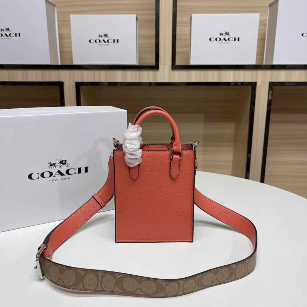 Top original order 📣Batch 380💰New small tote CJ494 CJ501 lemon yellow, orange CK170 beige Mini Tote small music bag The overall color system is very suitable for hot summer. The bag shape is a simple music bag. The matching shoulder strap can be worn cross-body and can be detached. It is very convenient and versatile. The magnetic buckle seal is small and very good for taking photos. Sports and leisure without losing classic elements, it can be perfectly matched with different styles. Size: 14*17*5
