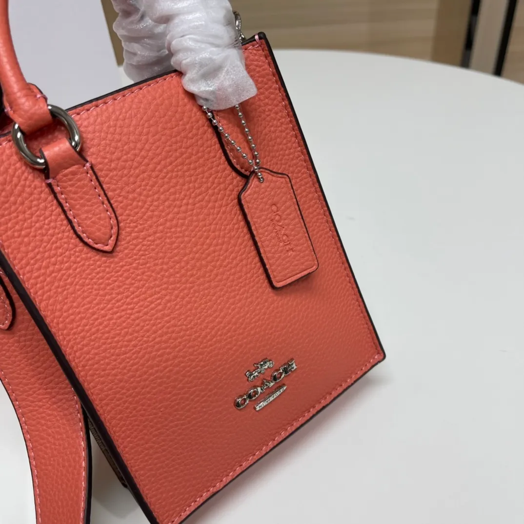 Top original order 📣Batch 380💰New small tote CJ494 CJ501 lemon yellow, orange CK170 beige Mini Tote small music bag The overall color system is very suitable for hot summer. The bag shape is a simple music bag. The matching shoulder strap can be worn cross-body and can be detached. It is very convenient and versatile. The magnetic buckle seal is small and very good for taking photos. Sports and leisure without losing classic elements, it can be perfectly matched with different styles. Size: 14*17*5