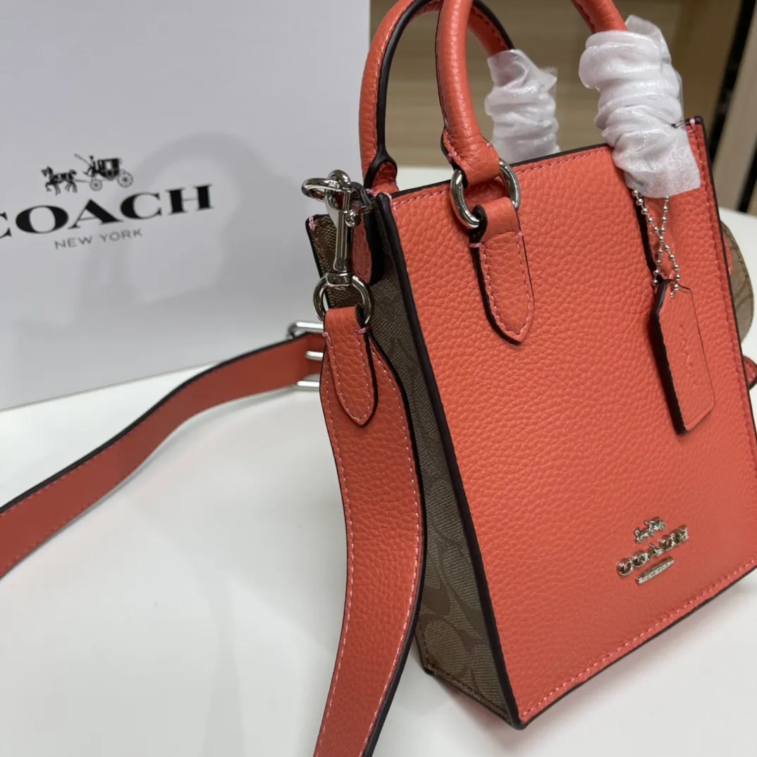 Top original order 📣Batch 380💰New small tote CJ494 CJ501 lemon yellow, orange CK170 beige Mini Tote small music bag The overall color system is very suitable for hot summer. The bag shape is a simple music bag. The matching shoulder strap can be worn cross-body and can be detached. It is very convenient and versatile. The magnetic buckle seal is small and very good for taking photos. Sports and leisure without losing classic elements, it can be perfectly matched with different styles. Size: 14*17*5