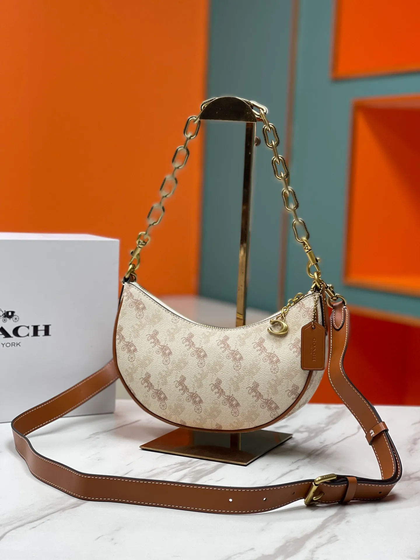 Top original order, batch 460💰Coach new crescent bag Mira model CM564 crescent bag is super popular this year! This bag type needs no further introduction. The shape of Coach's bag is close to a semicircle, the leather is soft, and it is the most comfortable on both sides. You can choose a brass chain with stitching technology, or you can choose a wide shoulder strap, which is labor-saving and stylish. Size 23.5X16X6.5