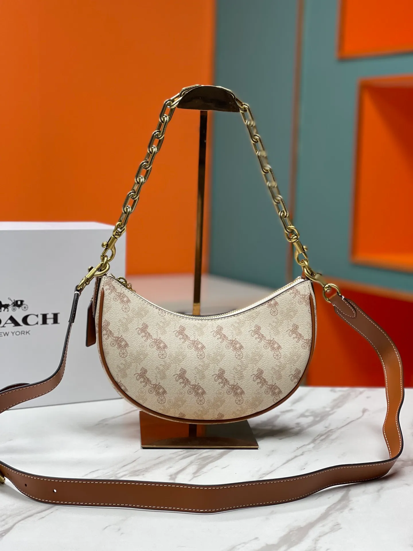 Top original order, batch 460💰Coach new crescent bag Mira model CM564 crescent bag is super popular this year! This bag type needs no further introduction. The shape of Coach's bag is close to a semicircle, the leather is soft, and it is the most comfortable on both sides. You can choose a brass chain with stitching technology, or you can choose a wide shoulder strap, which is labor-saving and stylish. Size 23.5X16X6.5
