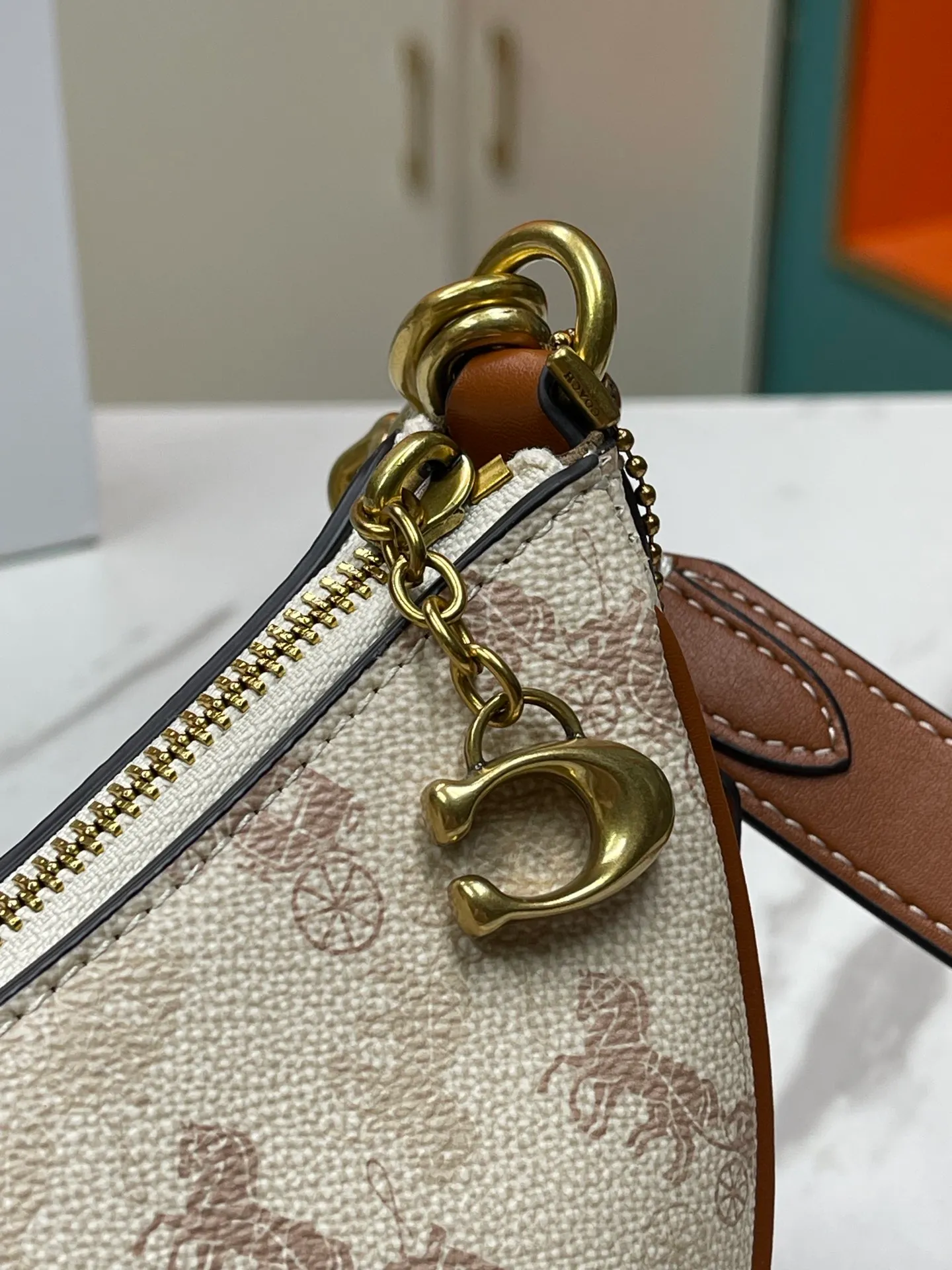 Top original order, batch 460💰Coach new crescent bag Mira model CM564 crescent bag is super popular this year! This bag type needs no further introduction. The shape of Coach's bag is close to a semicircle, the leather is soft, and it is the most comfortable on both sides. You can choose a brass chain with stitching technology, or you can choose a wide shoulder strap, which is labor-saving and stylish. Size 23.5X16X6.5