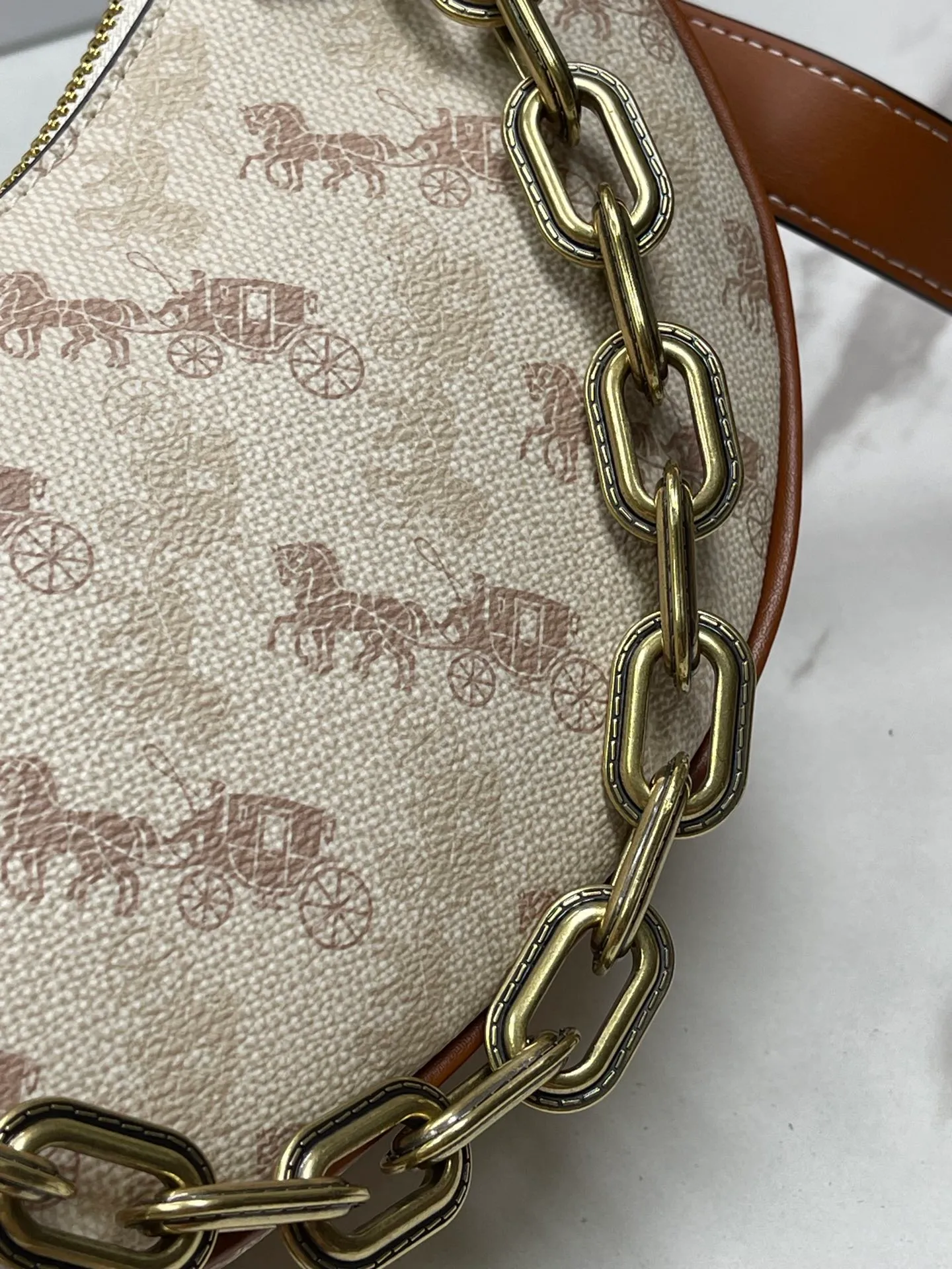 Top original order, batch 460💰Coach new crescent bag Mira model CM564 crescent bag is super popular this year! This bag type needs no further introduction. The shape of Coach's bag is close to a semicircle, the leather is soft, and it is the most comfortable on both sides. You can choose a brass chain with stitching technology, or you can choose a wide shoulder strap, which is labor-saving and stylish. Size 23.5X16X6.5