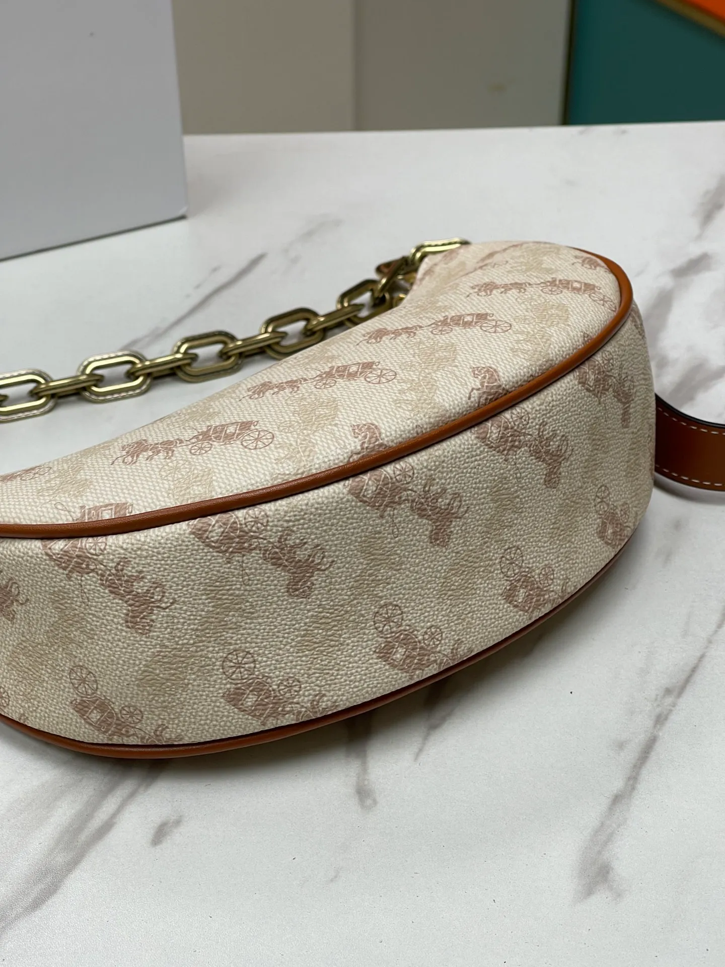 Top original order, batch 460💰Coach new crescent bag Mira model CM564 crescent bag is super popular this year! This bag type needs no further introduction. The shape of Coach's bag is close to a semicircle, the leather is soft, and it is the most comfortable on both sides. You can choose a brass chain with stitching technology, or you can choose a wide shoulder strap, which is labor-saving and stylish. Size 23.5X16X6.5