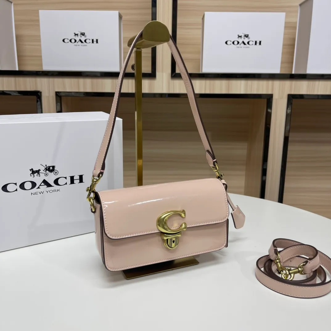 Batch 480💰Coach/Coach new NEw new baguette bag Studio 20 patent leather! [Rose] model cE761 new baguette bag patent leather mirror bag, Studio20 girl bright eye I like it~ the red and black are very stylish This patent leather has a good texture and the gloss is not ordinary Size 20/10/6.5[Fireworks][Fireworks]