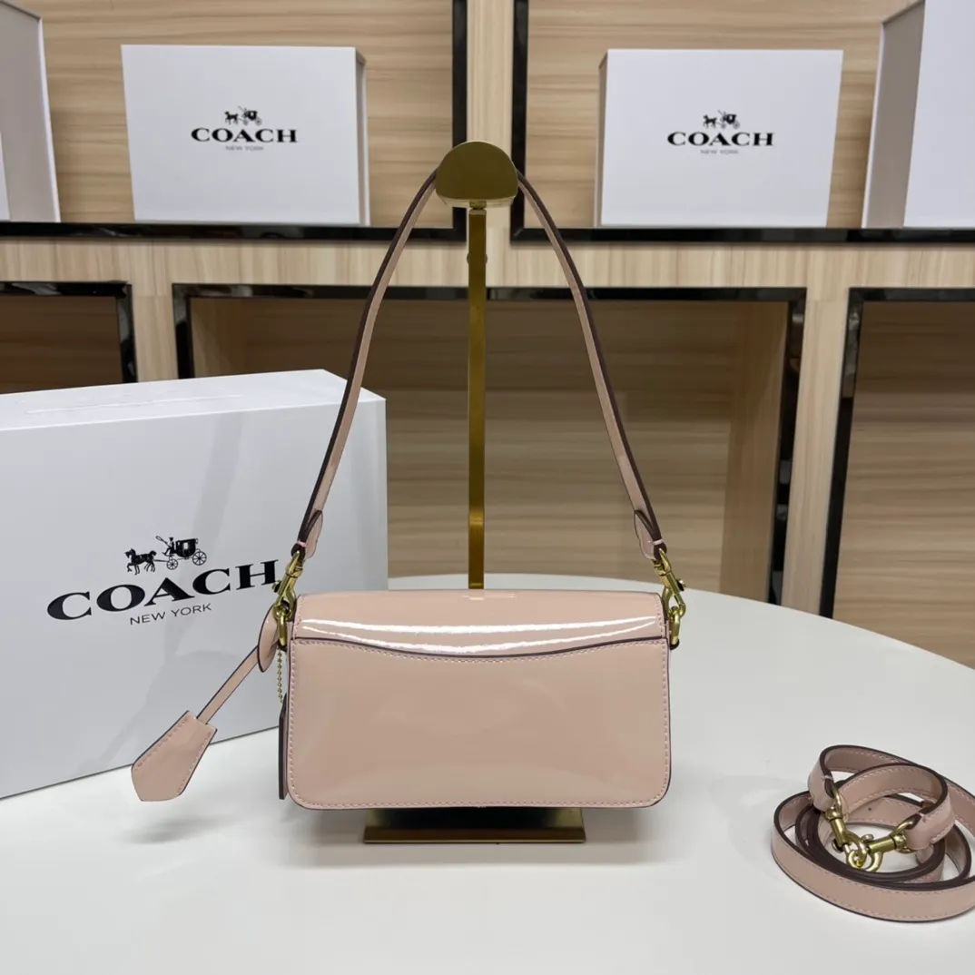 Batch 480💰Coach/Coach new NEw new baguette bag Studio 20 patent leather! [Rose] model cE761 new baguette bag patent leather mirror bag, Studio20 girl bright eye I like it~ the red and black are very stylish This patent leather has a good texture and the gloss is not ordinary Size 20/10/6.5[Fireworks][Fireworks]