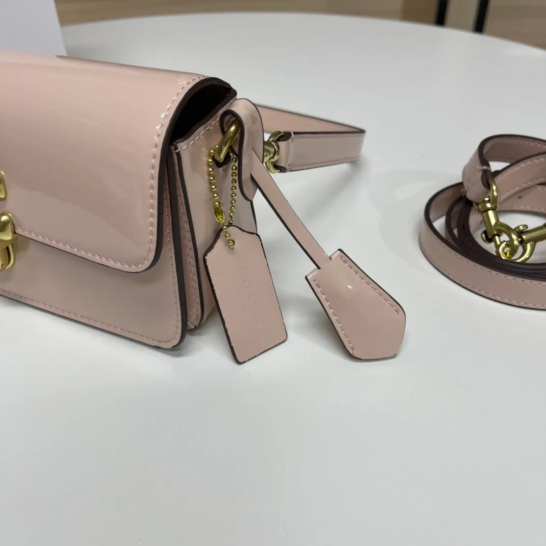Batch 480💰Coach/Coach new NEw new baguette bag Studio 20 patent leather! [Rose] model cE761 new baguette bag patent leather mirror bag, Studio20 girl bright eye I like it~ the red and black are very stylish This patent leather has a good texture and the gloss is not ordinary Size 20/10/6.5[Fireworks][Fireworks]