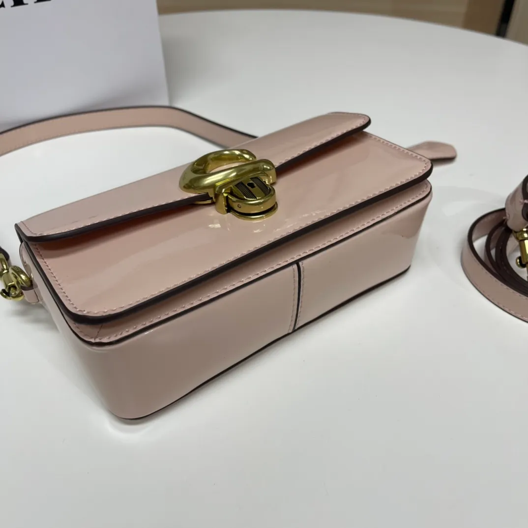 Batch 480💰Coach/Coach new NEw new baguette bag Studio 20 patent leather! [Rose] model cE761 new baguette bag patent leather mirror bag, Studio20 girl bright eye I like it~ the red and black are very stylish This patent leather has a good texture and the gloss is not ordinary Size 20/10/6.5[Fireworks][Fireworks]