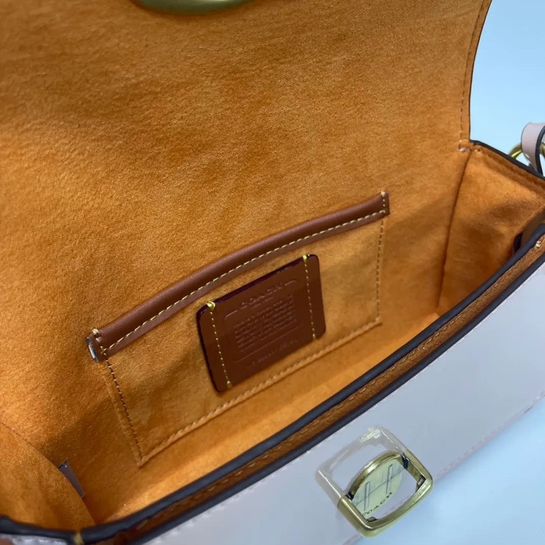 Batch 480💰Coach/Coach new NEw new baguette bag Studio 20 patent leather! [Rose] model cE761 new baguette bag patent leather mirror bag, Studio20 girl bright eye I like it~ the red and black are very stylish This patent leather has a good texture and the gloss is not ordinary Size 20/10/6.5[Fireworks][Fireworks]