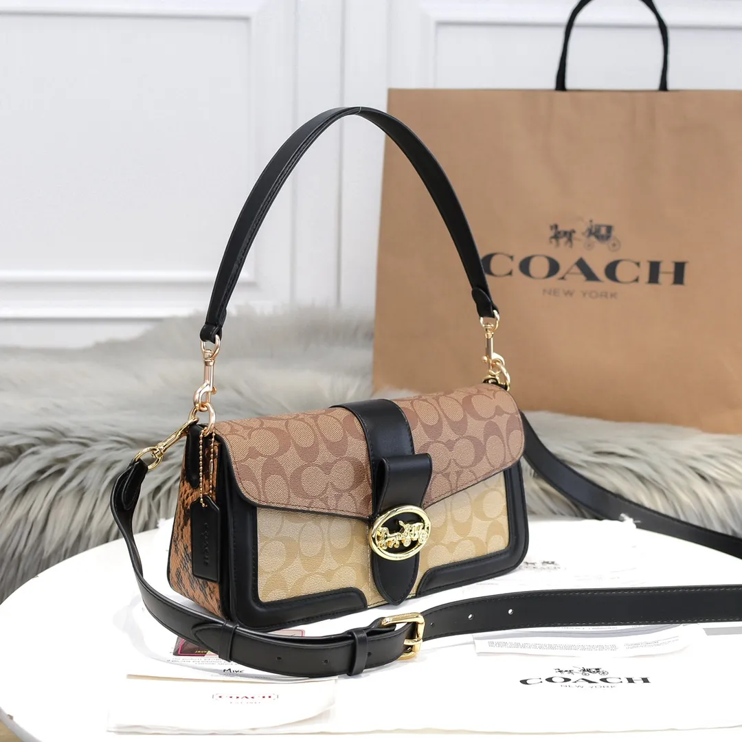 Coach's new all-match Georgie series Dionysian bag 5509 is a two-color presbyopia. The snake pattern details on the side are very special. The whole looks very high-end and unique. The bag shape is three-dimensional and beautiful. It is very versatile and not picky! Size: 26CM long X 15CM high X 7CM wide