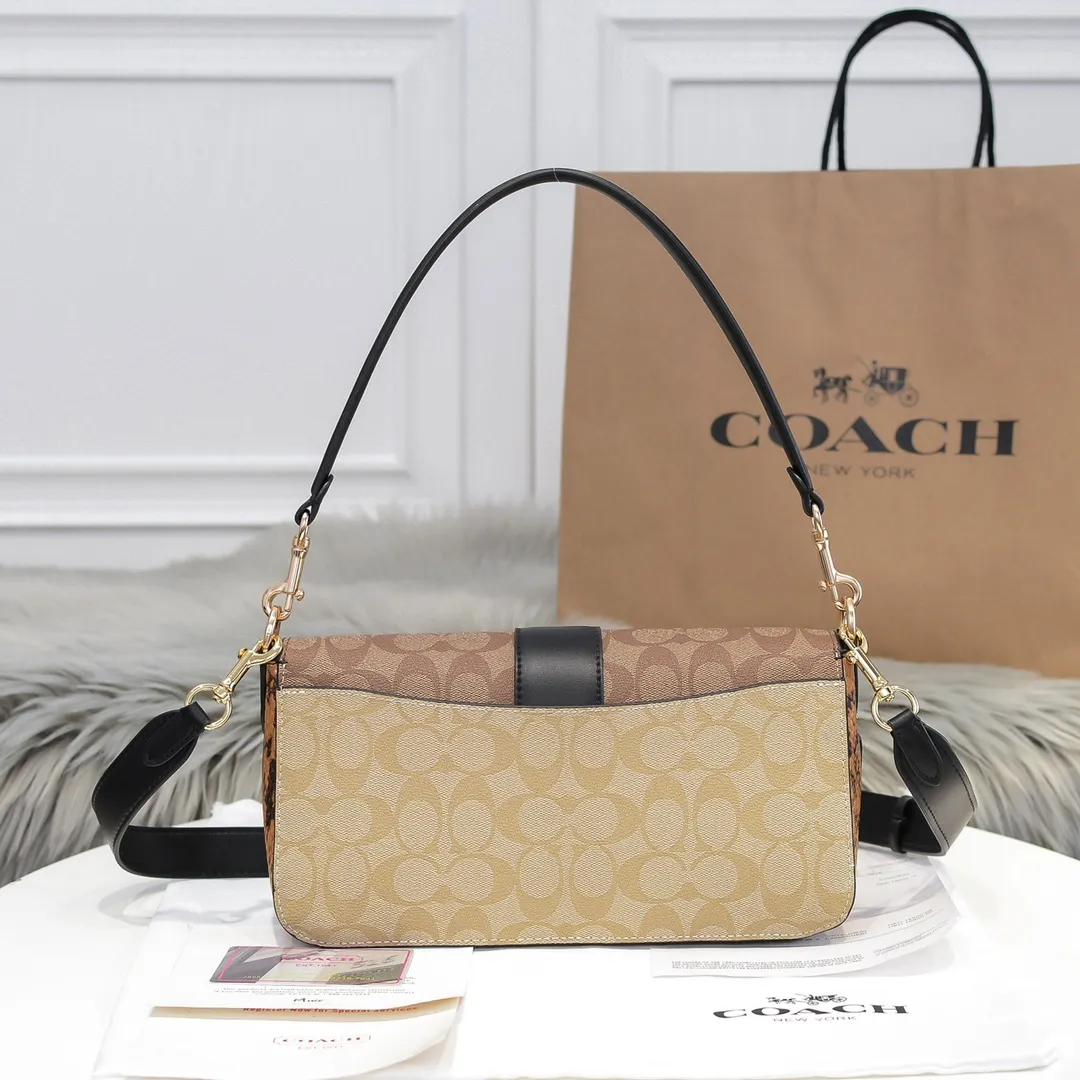 Coach's new all-match Georgie series Dionysian bag 5509 is a two-color presbyopia. The snake pattern details on the side are very special. The whole looks very high-end and unique. The bag shape is three-dimensional and beautiful. It is very versatile and not picky! Size: 26CM long X 15CM high X 7CM wide