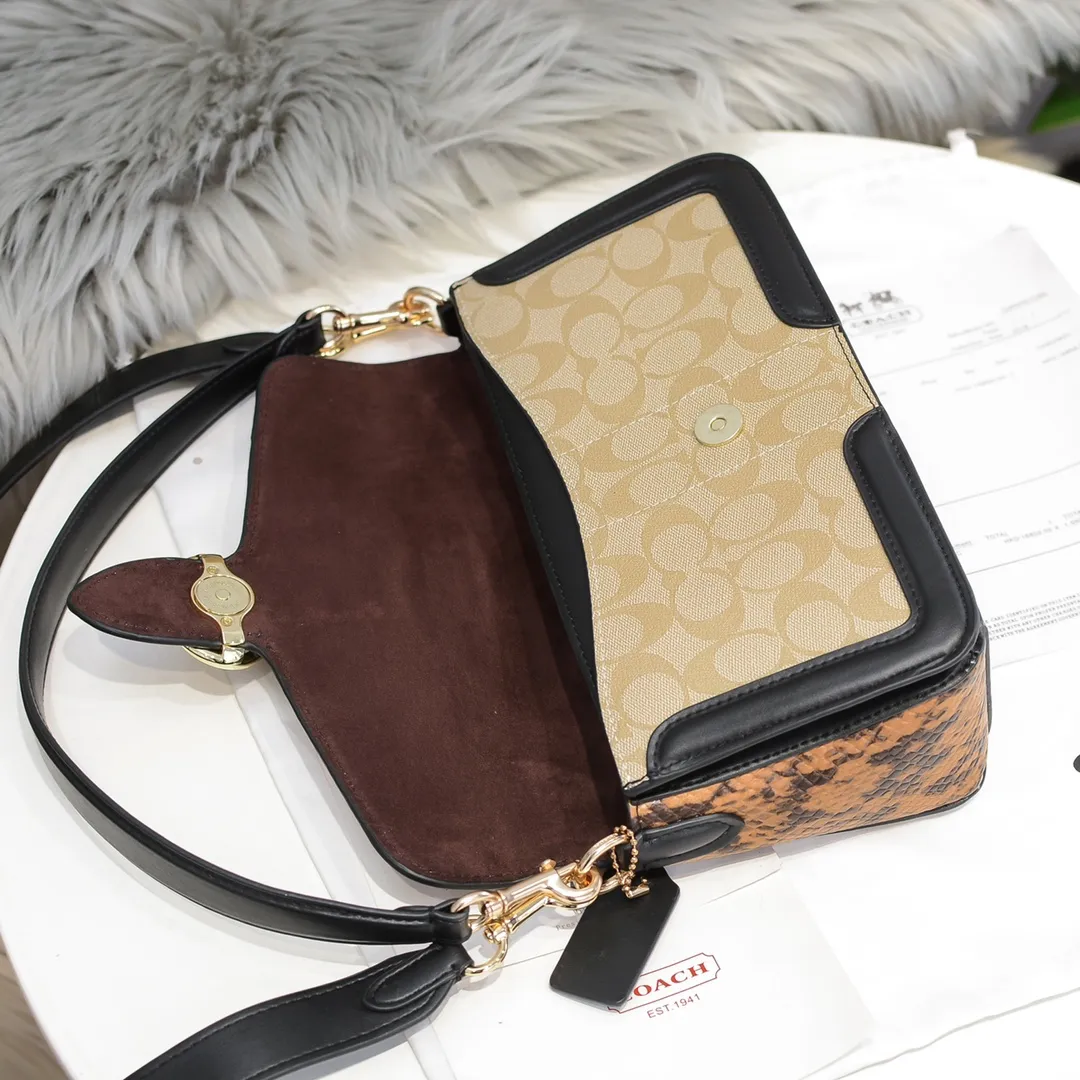Coach's new all-match Georgie series Dionysian bag 5509 is a two-color presbyopia. The snake pattern details on the side are very special. The whole looks very high-end and unique. The bag shape is three-dimensional and beautiful. It is very versatile and not picky! Size: 26CM long X 15CM high X 7CM wide