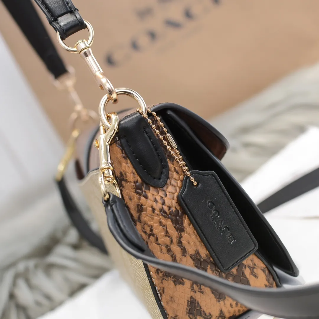 Coach's new all-match Georgie series Dionysian bag 5509 is a two-color presbyopia. The snake pattern details on the side are very special. The whole looks very high-end and unique. The bag shape is three-dimensional and beautiful. It is very versatile and not picky! Size: 26CM long X 15CM high X 7CM wide