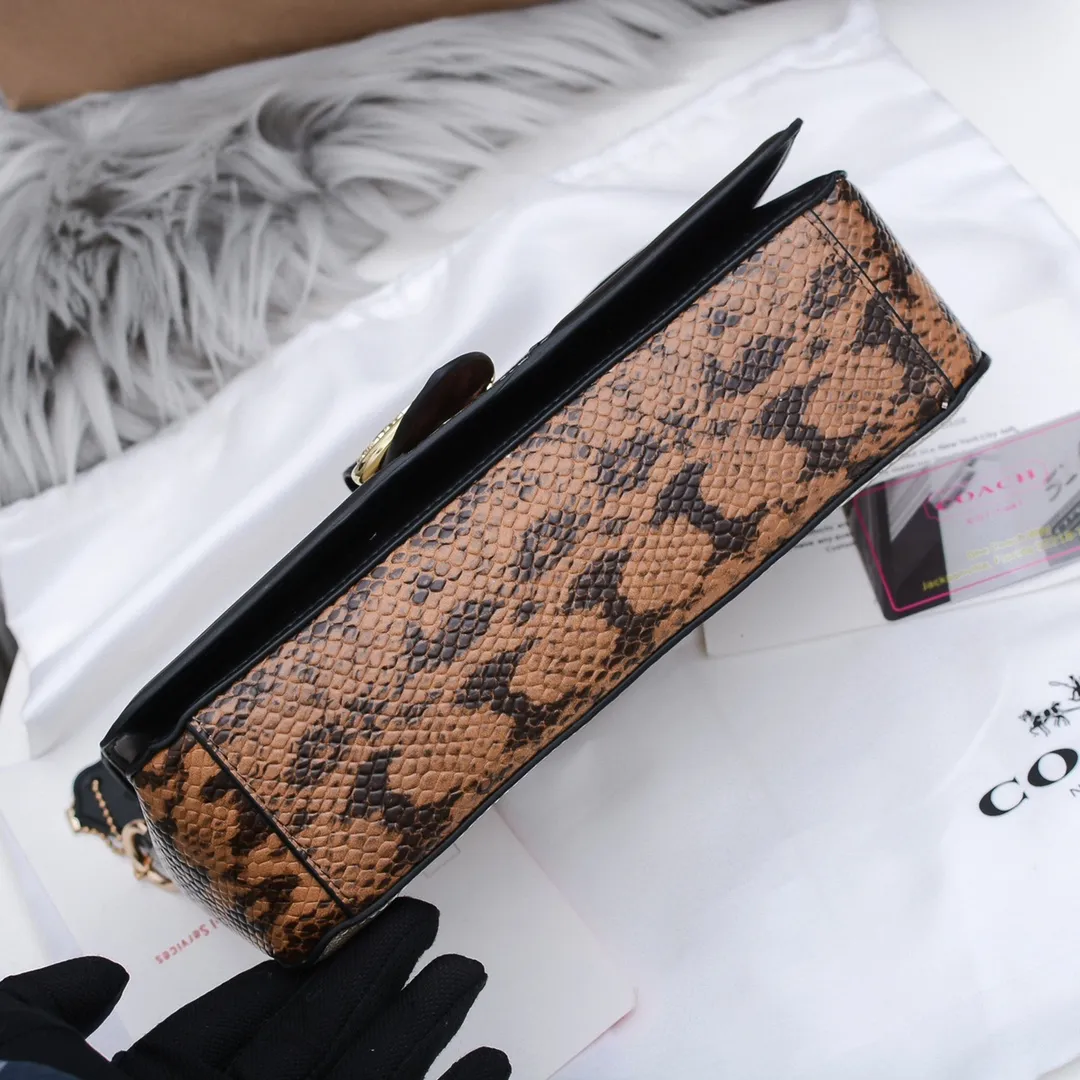 Coach's new all-match Georgie series Dionysian bag 5509 is a two-color presbyopia. The snake pattern details on the side are very special. The whole looks very high-end and unique. The bag shape is three-dimensional and beautiful. It is very versatile and not picky! Size: 26CM long X 15CM high X 7CM wide