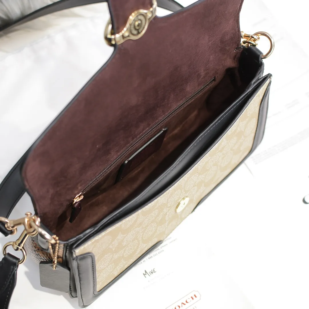 Coach's new all-match Georgie series Dionysian bag 5509 is a two-color presbyopia. The snake pattern details on the side are very special. The whole looks very high-end and unique. The bag shape is three-dimensional and beautiful. It is very versatile and not picky! Size: 26CM long X 15CM high X 7CM wide
