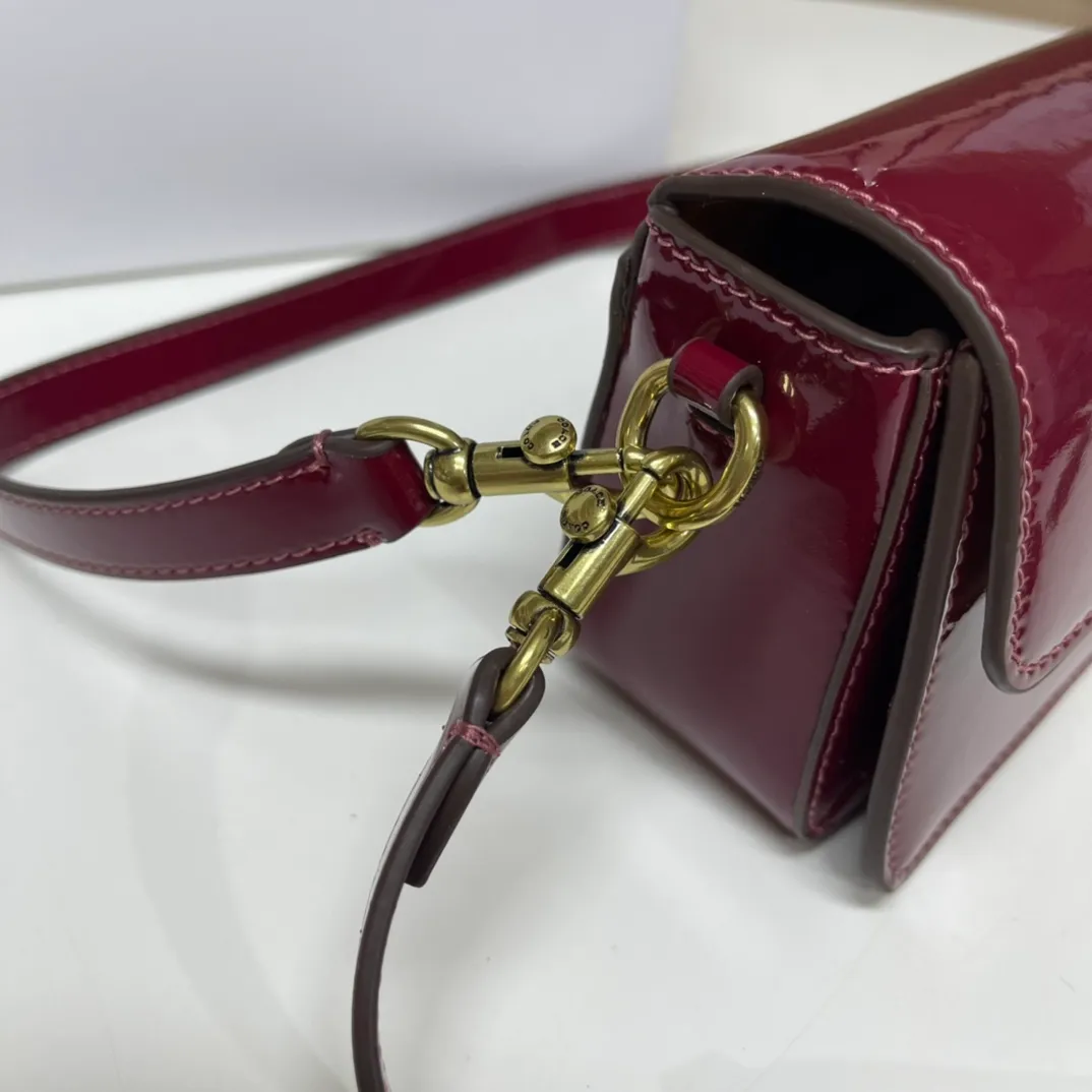 Batch 480💰Coach/Coach new NEw new baguette bag Studio 20 patent leather! [Rose] model cE761 new baguette bag patent leather mirror bag, Studio20 girl bright eye I like it~ the red and black are very stylish This patent leather has a good texture and the gloss is not ordinary Size 20/10/6.5[Fireworks][Fireworks]