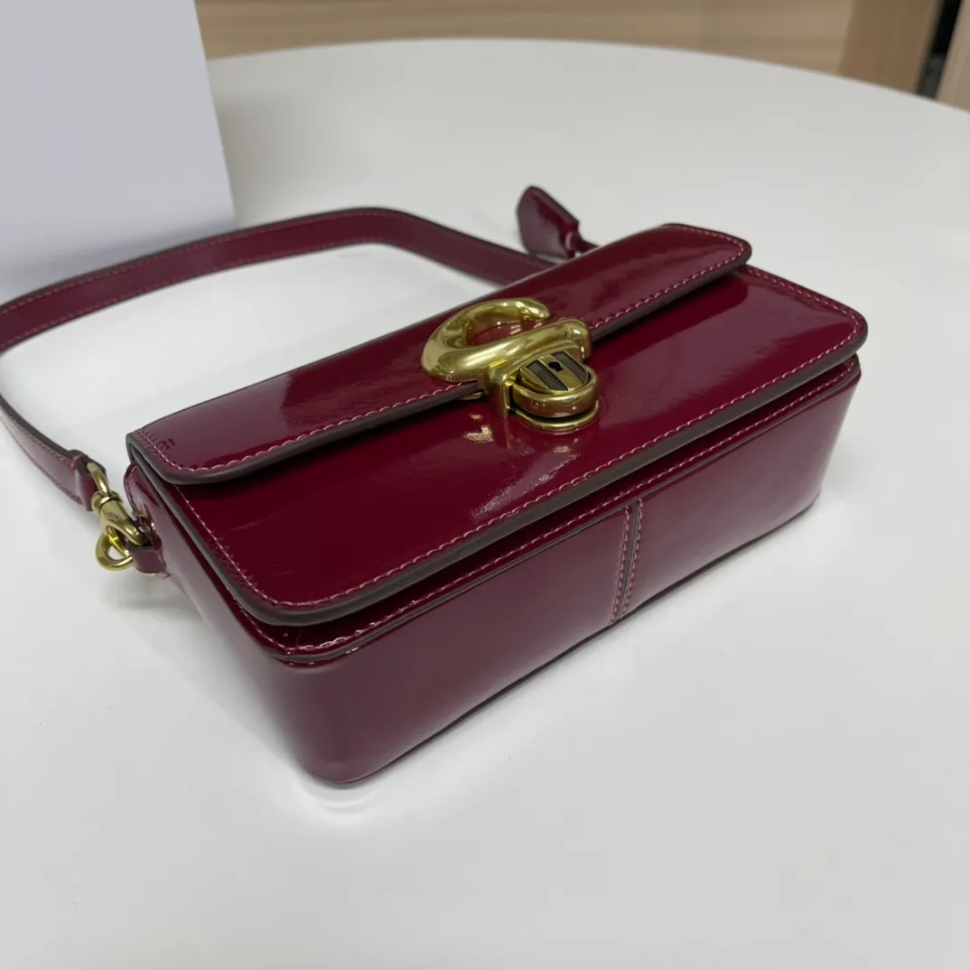 Batch 480💰Coach/Coach new NEw new baguette bag Studio 20 patent leather! [Rose] model cE761 new baguette bag patent leather mirror bag, Studio20 girl bright eye I like it~ the red and black are very stylish This patent leather has a good texture and the gloss is not ordinary Size 20/10/6.5[Fireworks][Fireworks]