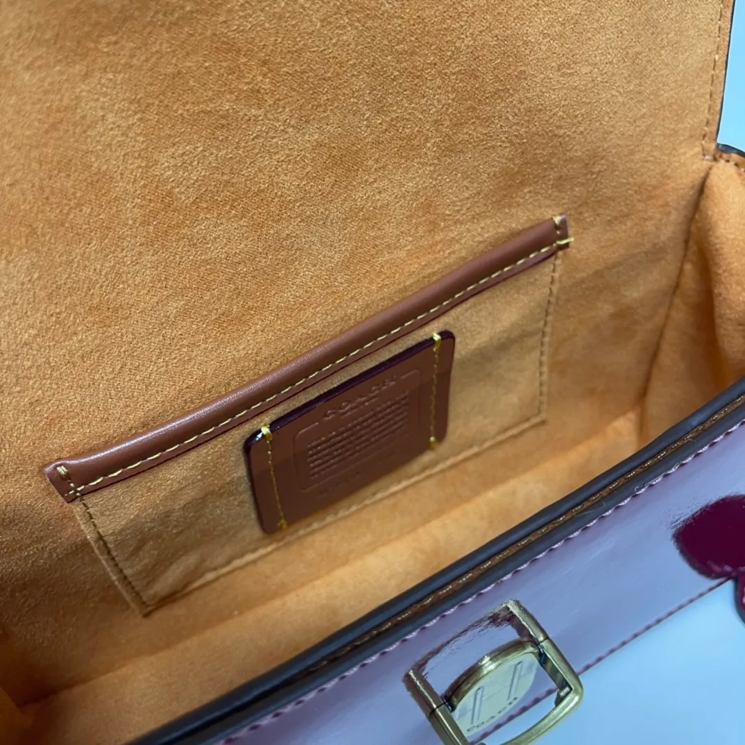 Batch 480💰Coach/Coach new NEw new baguette bag Studio 20 patent leather! [Rose] model cE761 new baguette bag patent leather mirror bag, Studio20 girl bright eye I like it~ the red and black are very stylish This patent leather has a good texture and the gloss is not ordinary Size 20/10/6.5[Fireworks][Fireworks]