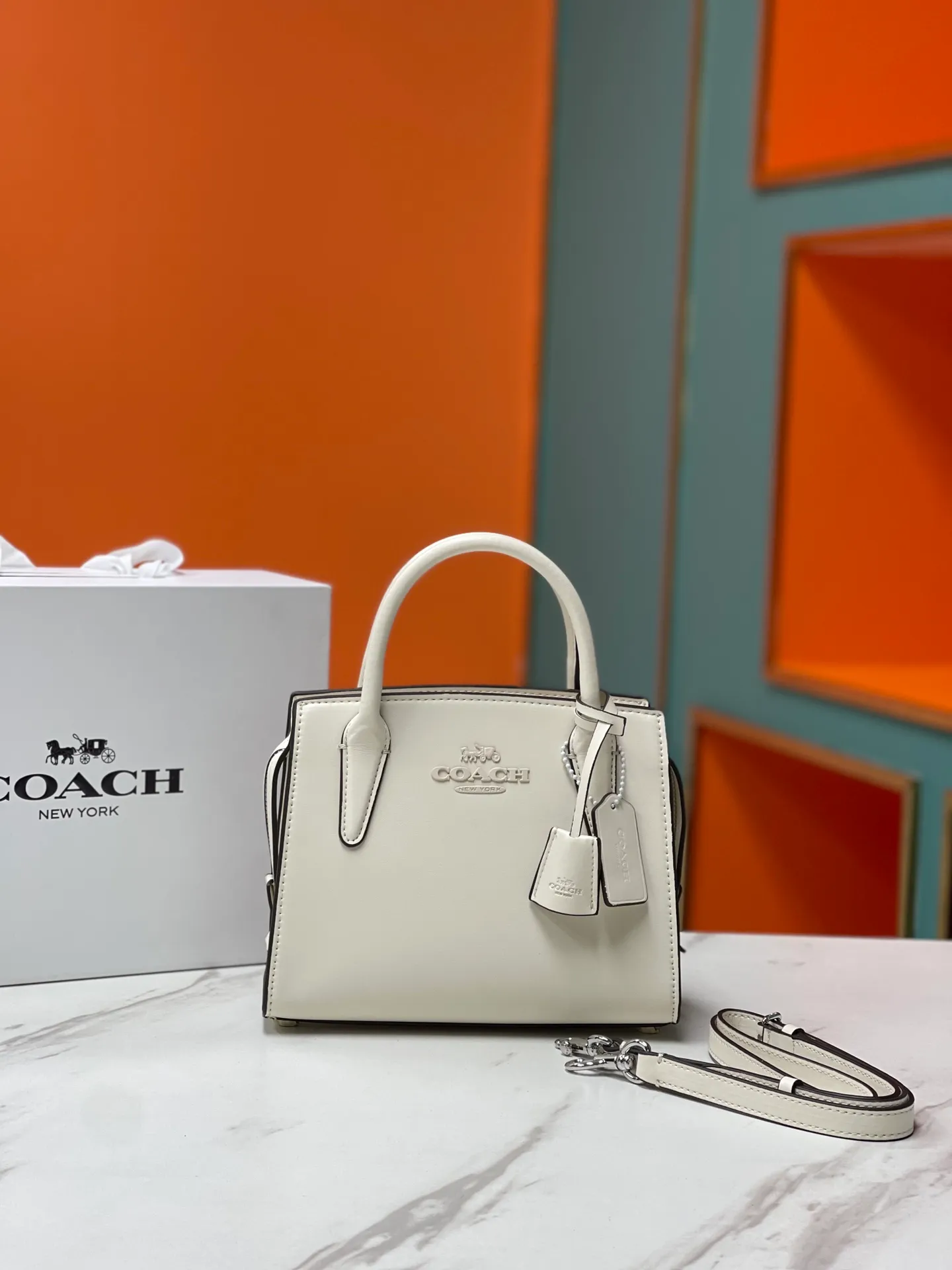 Batch 440💰COACH/Coach new model CP262 January new Andrea Diana bag, versatile bag for autumn and winter. Classic color matching, versatile style, timeless Diana bag, can be easily used and matched as a hand-held crossbody. The zipper design protects items from falling out. It is not too large but has a pleasant capacity, which is sufficient and easy to carry. Size 22X16.5X11.5