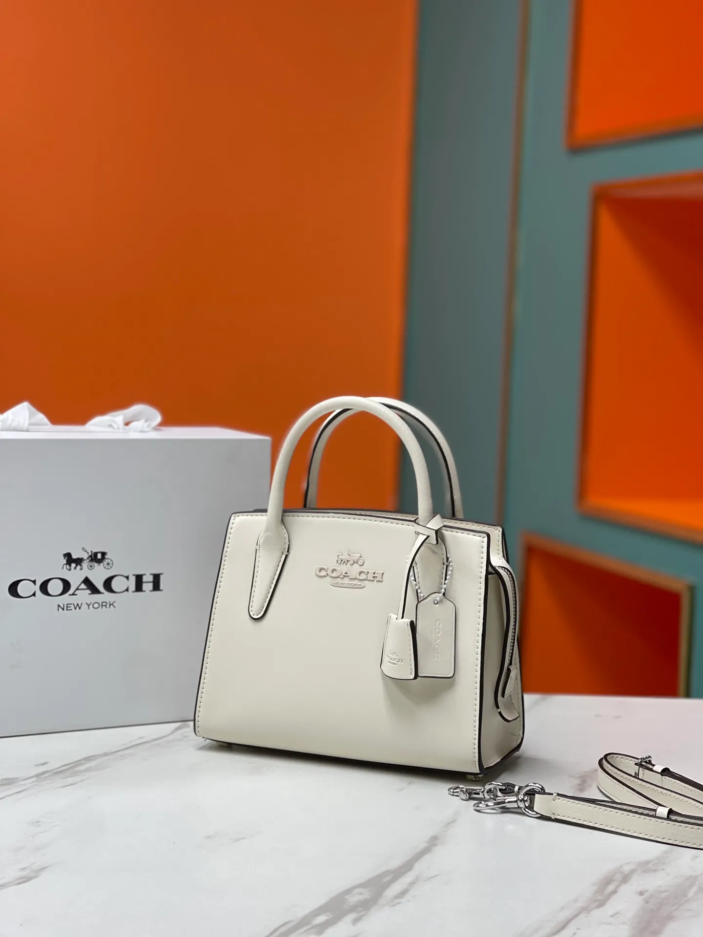Batch 440💰COACH/Coach new model CP262 January new Andrea Diana bag, versatile bag for autumn and winter. Classic color matching, versatile style, timeless Diana bag, can be easily used and matched as a hand-held crossbody. The zipper design protects items from falling out. It is not too large but has a pleasant capacity, which is sufficient and easy to carry. Size 22X16.5X11.5