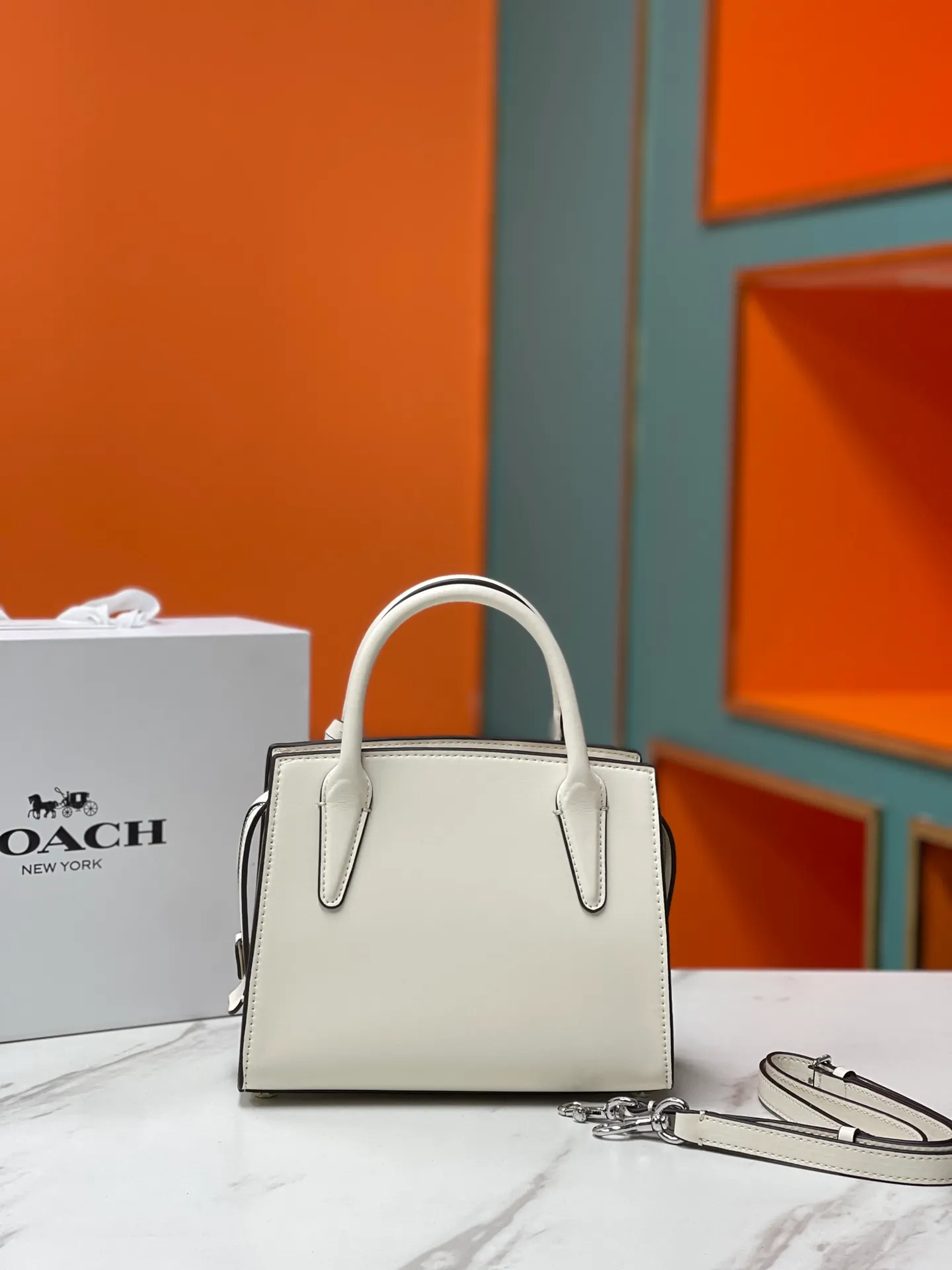 Batch 440💰COACH/Coach new model CP262 January new Andrea Diana bag, versatile bag for autumn and winter. Classic color matching, versatile style, timeless Diana bag, can be easily used and matched as a hand-held crossbody. The zipper design protects items from falling out. It is not too large but has a pleasant capacity, which is sufficient and easy to carry. Size 22X16.5X11.5