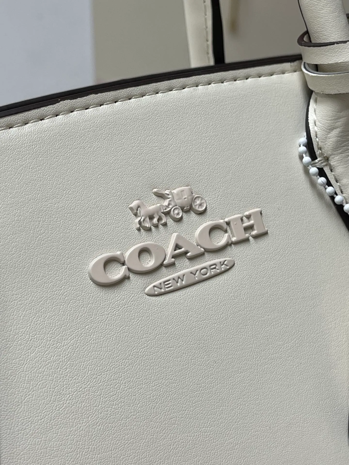 Batch 440💰COACH/Coach new model CP262 January new Andrea Diana bag, versatile bag for autumn and winter. Classic color matching, versatile style, timeless Diana bag, can be easily used and matched as a hand-held crossbody. The zipper design protects items from falling out. It is not too large but has a pleasant capacity, which is sufficient and easy to carry. Size 22X16.5X11.5