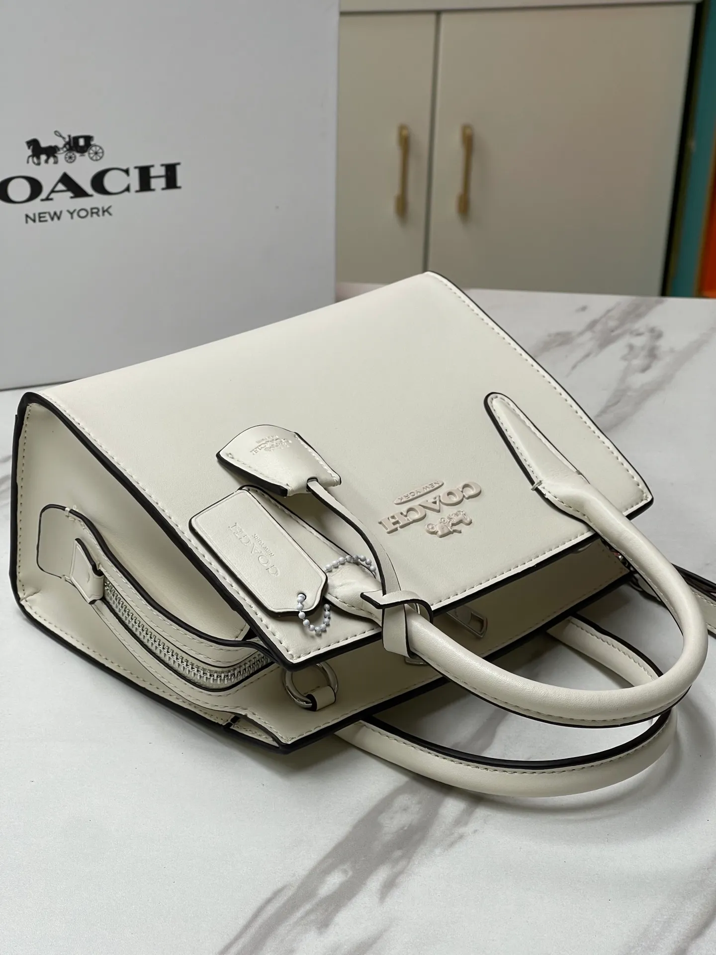 Batch 440💰COACH/Coach new model CP262 January new Andrea Diana bag, versatile bag for autumn and winter. Classic color matching, versatile style, timeless Diana bag, can be easily used and matched as a hand-held crossbody. The zipper design protects items from falling out. It is not too large but has a pleasant capacity, which is sufficient and easy to carry. Size 22X16.5X11.5
